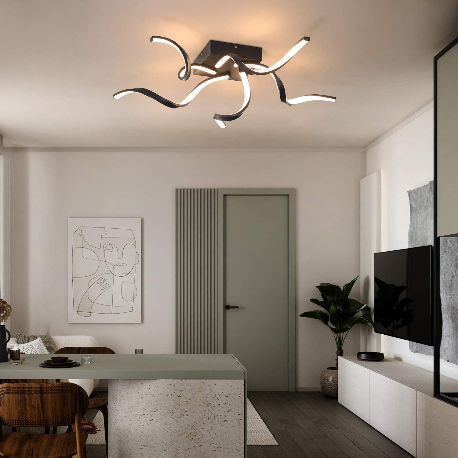 Modernes Wohnzimmer mit einzigartiger Deckenleuchte und hellgrüner Akzentwand und -schrank.