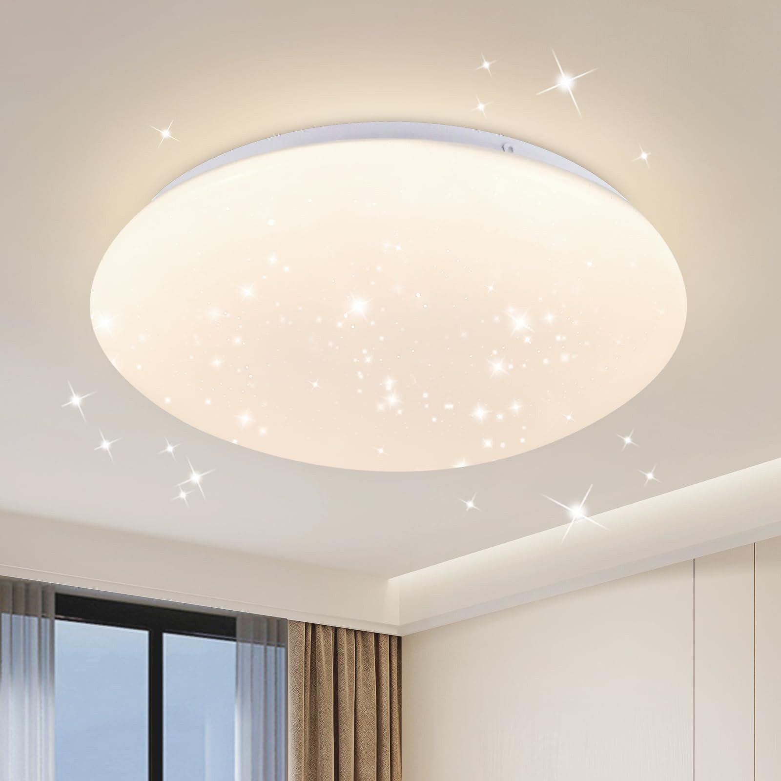 Lampada da soffitto con molte piccole stelle. È un apparecchio rotondo bianco.