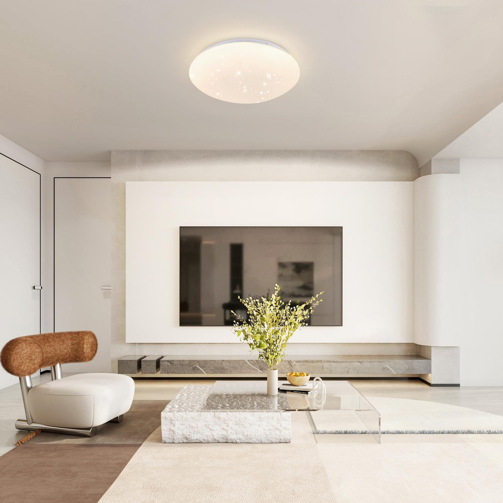 Soggiorno con lampada da soffitto bianca. Muri bianchi, divano bianco e tavolino moderno. TV a parete.