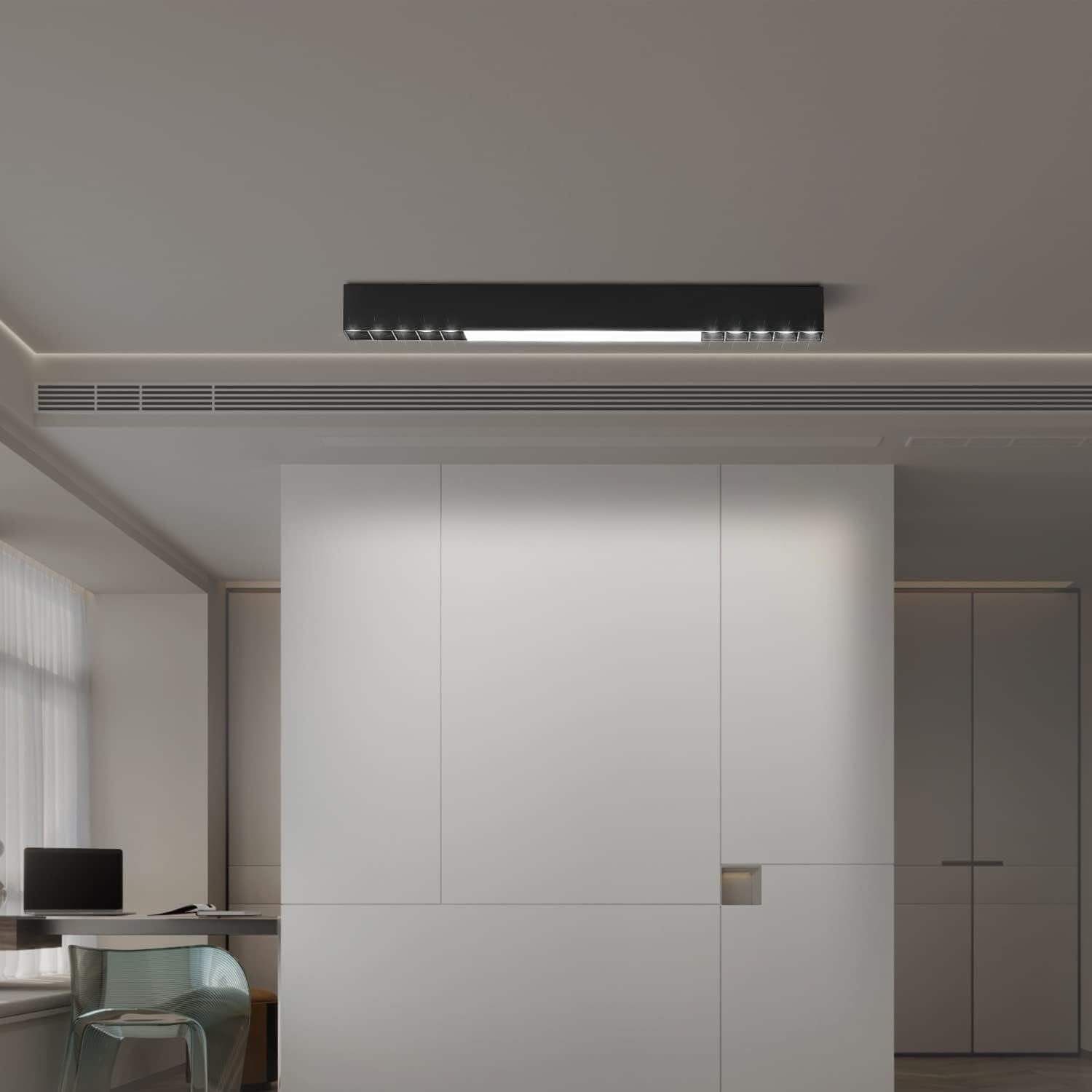Lampada da soffitto rettangolare nera con pannello bianco, installata in una stanza moderna.