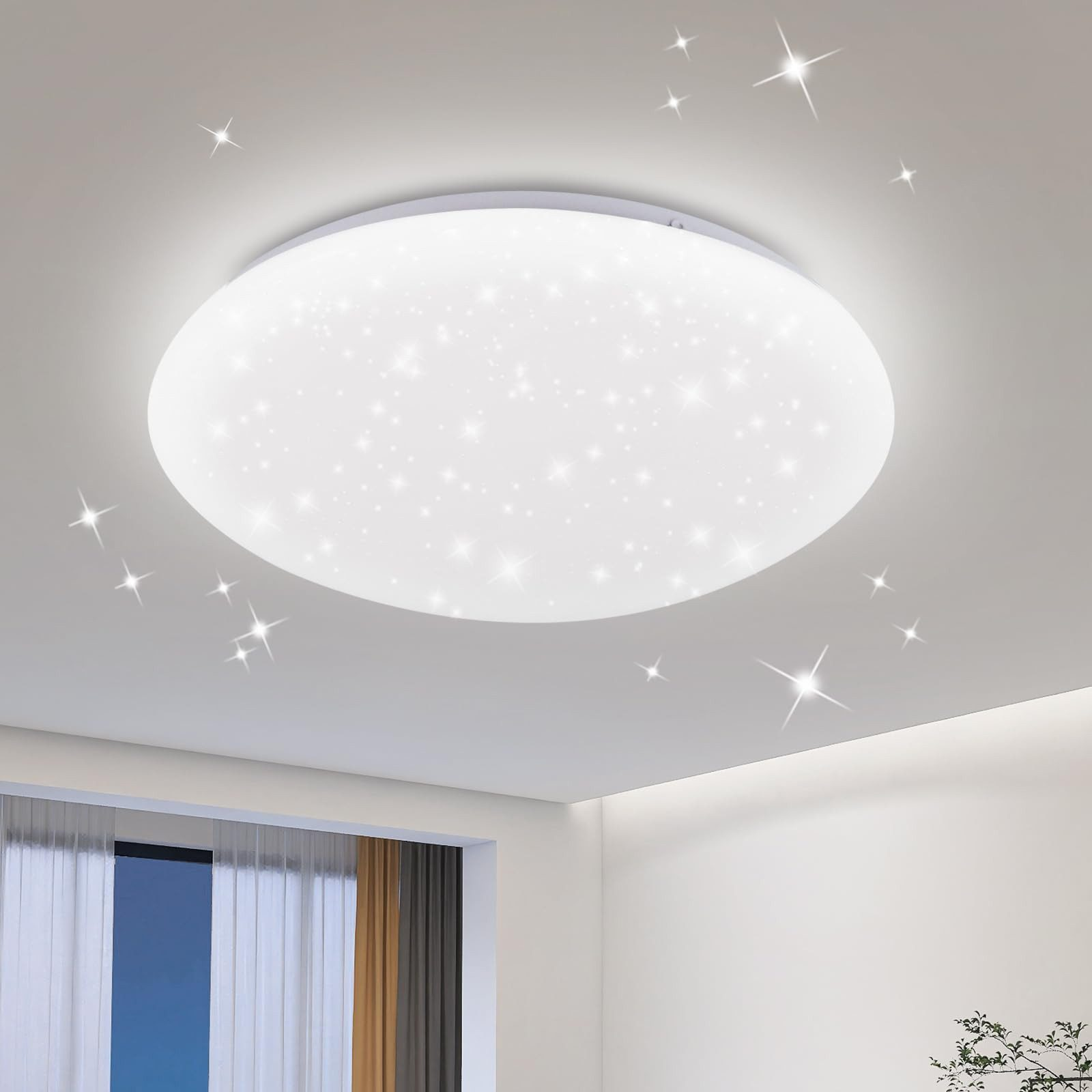 Lampada da soffitto bianca rotonda con molte piccole luci, che simulano stelle. Soffitto e parete bianchi.