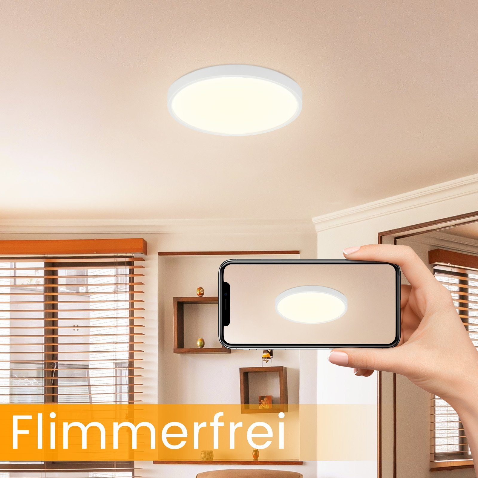 Una mano tiene un telefono che mostra una luce a soffitto. La luce è rotonda, bianca e brillante.