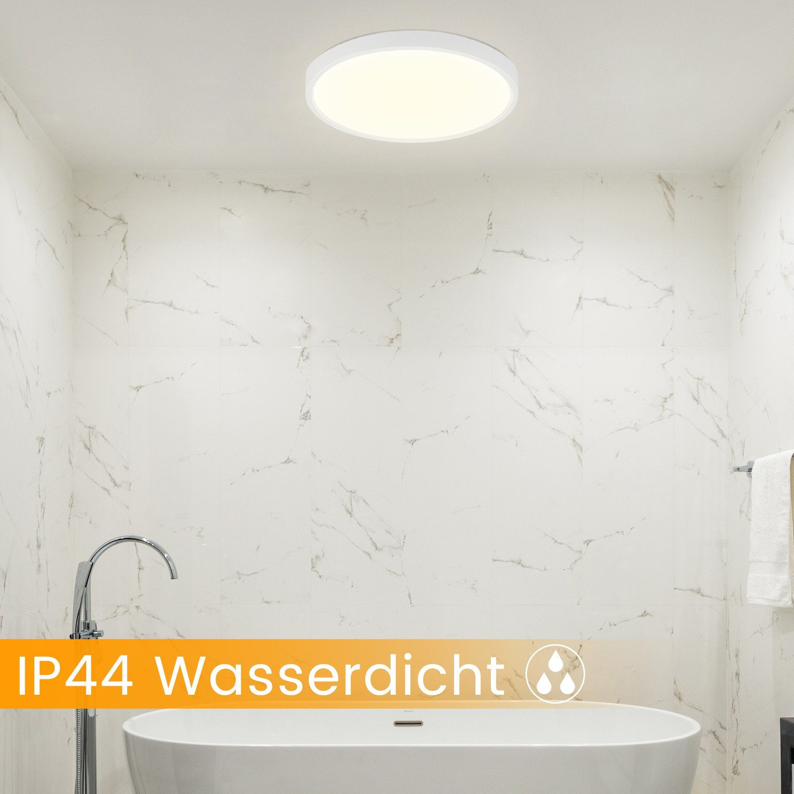 Bagno bianco con vasca, rubinetto cromato e plafoniera rotonda.