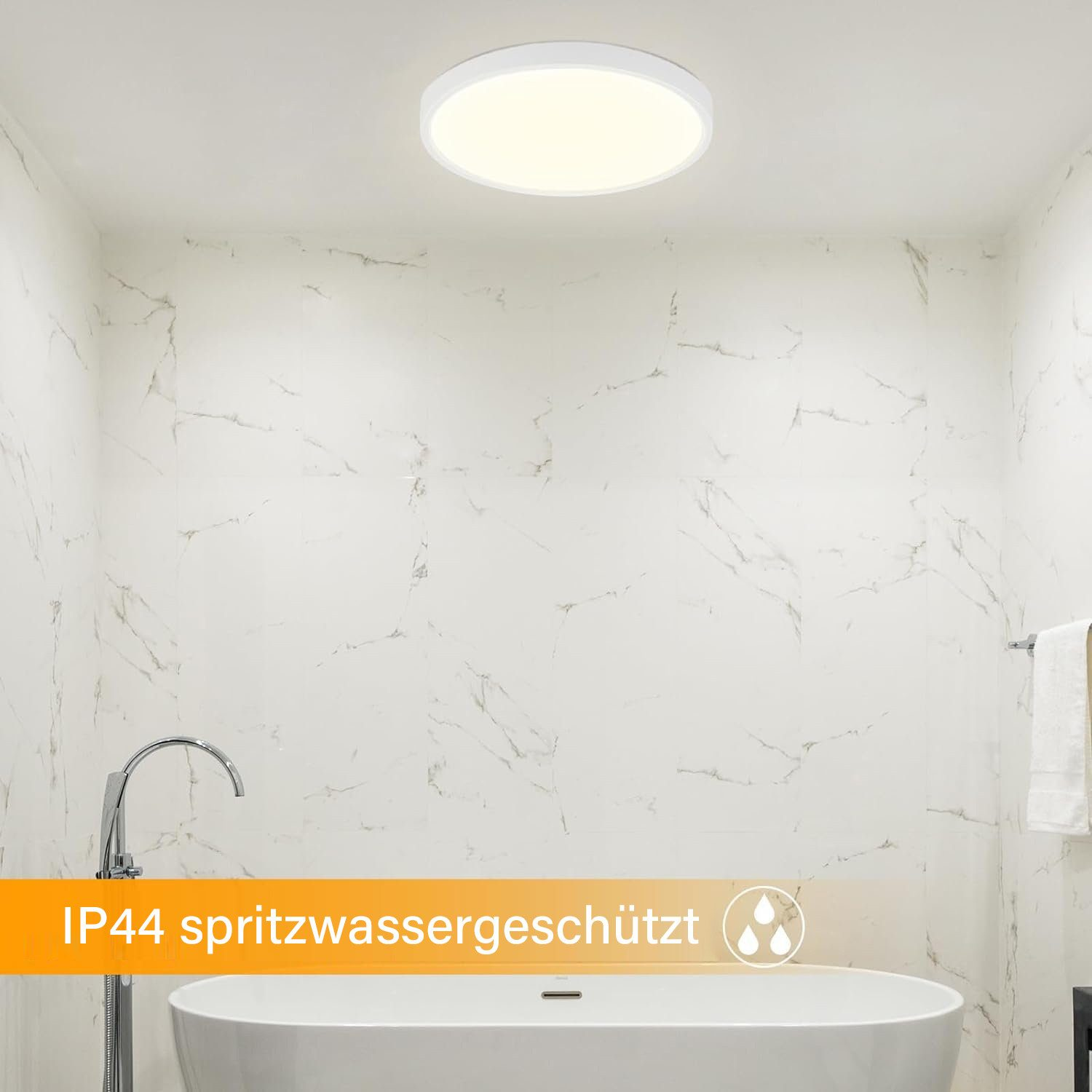 Lampada da soffitto bianca in un bagno. Pareti in marmo bianco, vasca da bagno e un rubinetto cromato.
