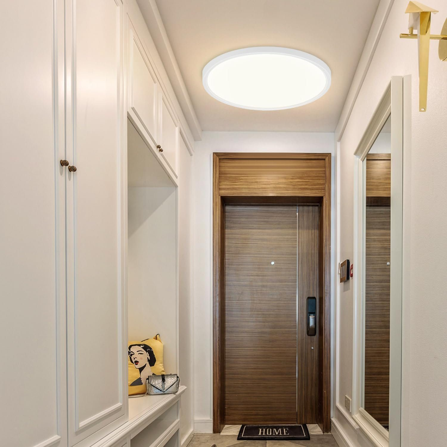 Corridoio con pareti bianche e plafoniera. Specchio a destra, porta in legno e panca con cuscino.