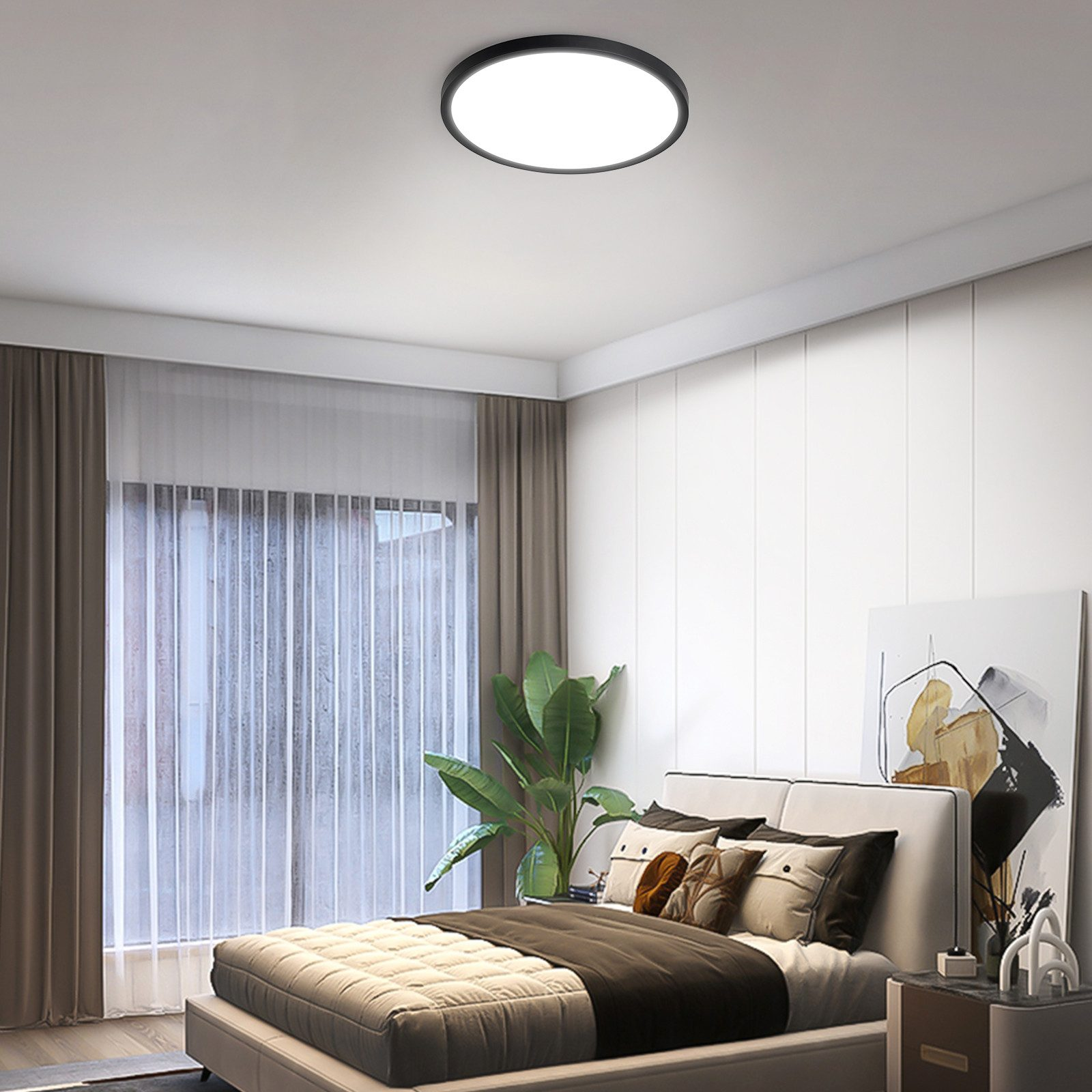 Camera da letto con letto, tende e lampada da soffitto rotonda.