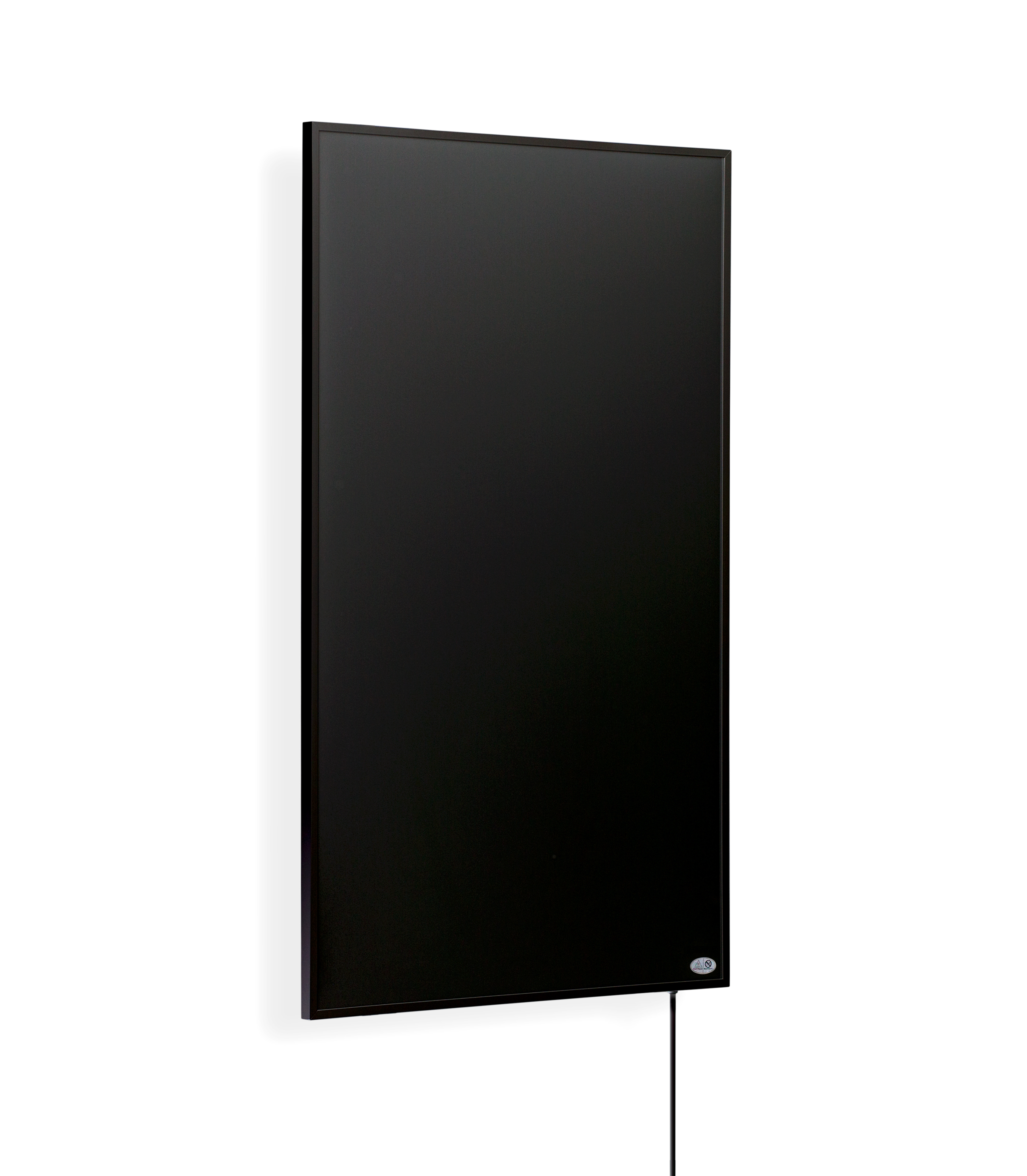 Schwarze, an der Wand montierte Heizung auf weißem Hintergrund. Sie ist rechteckig und hat ein Netzkabel.