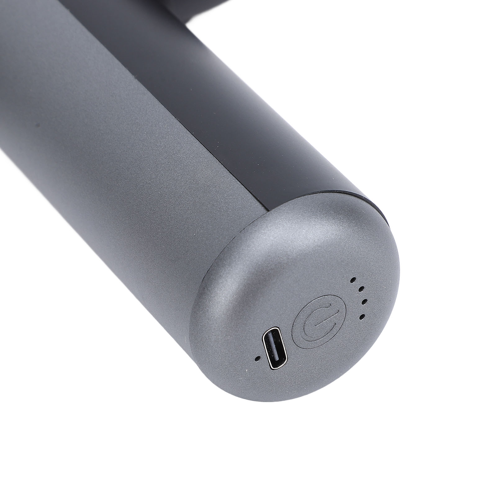 Nahaufnahme eines grauen Geräts mit USB-Anschluss und Ein-Aus-Taste.