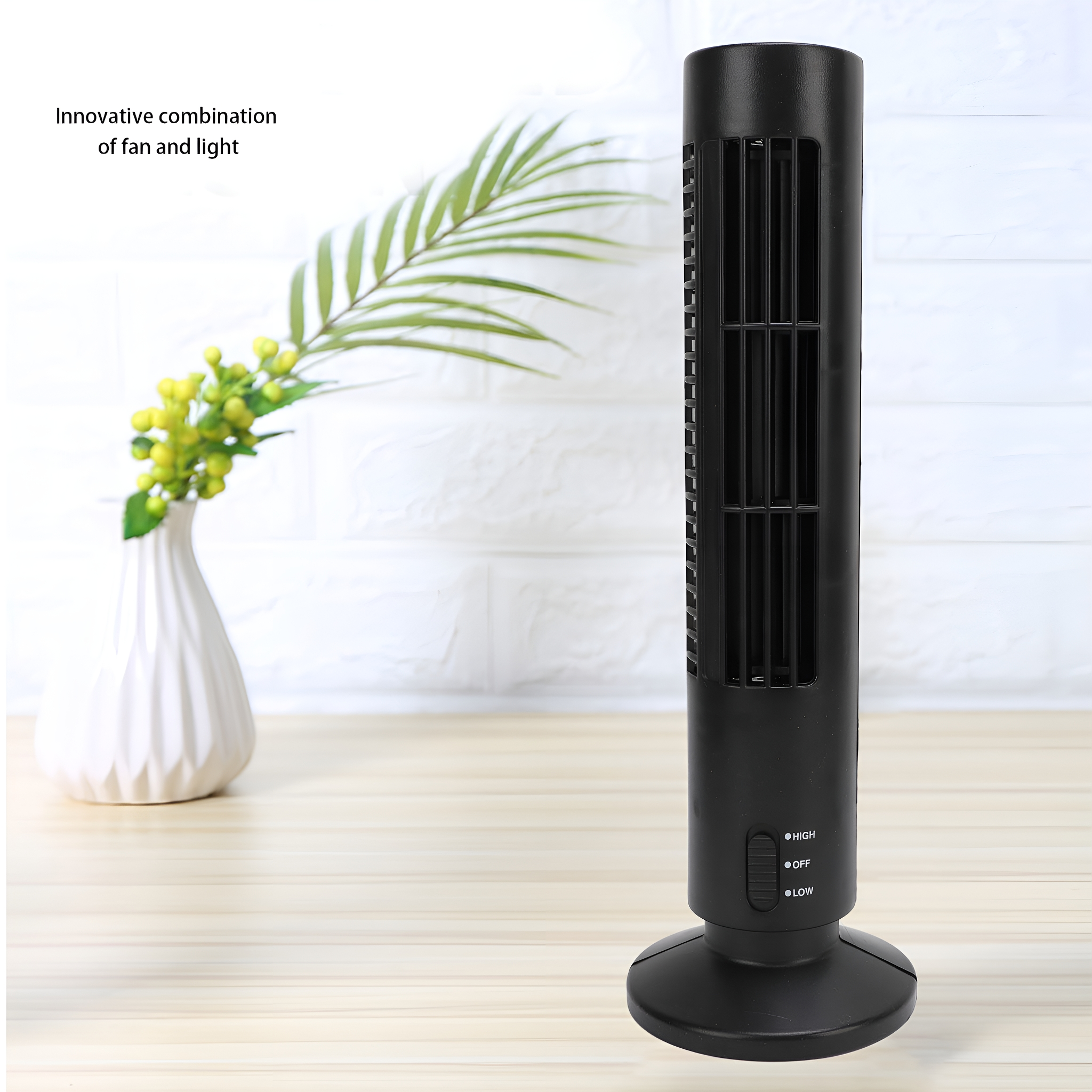 Schwarzer Turmventilator auf Holztisch. Weiße Vase mit gelben Blumen, weiße Backsteinmauer.