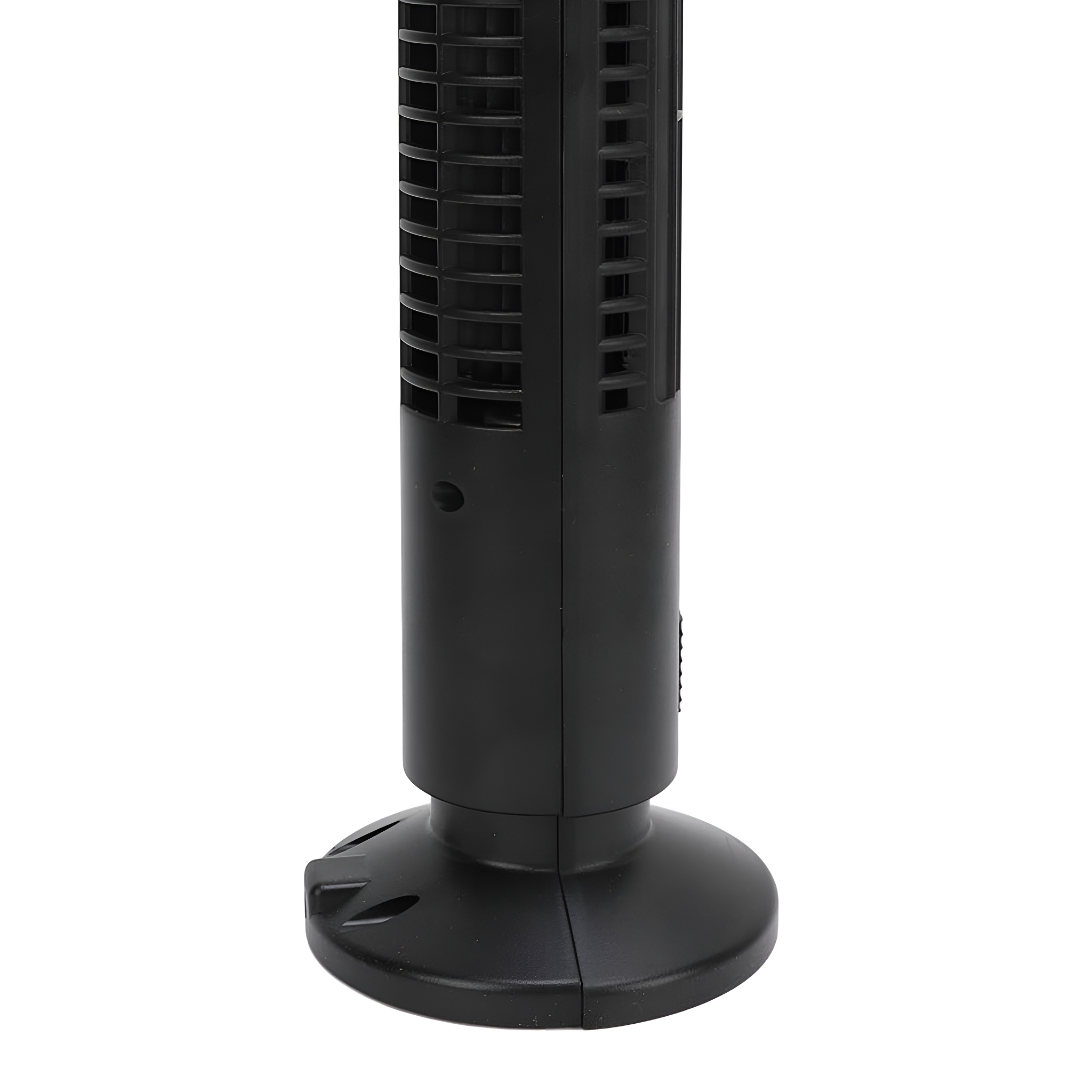 Schwarzer Turmventilator mit rundem Fuß. Der Ventilator hat vertikale Schlitze. Der Fuß ist rund.