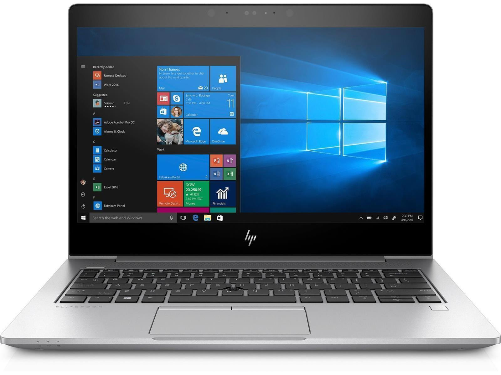 Silberner Laptop geöffnet, Windows-Desktop wird angezeigt. Die Tastatur ist im Vordergrund.