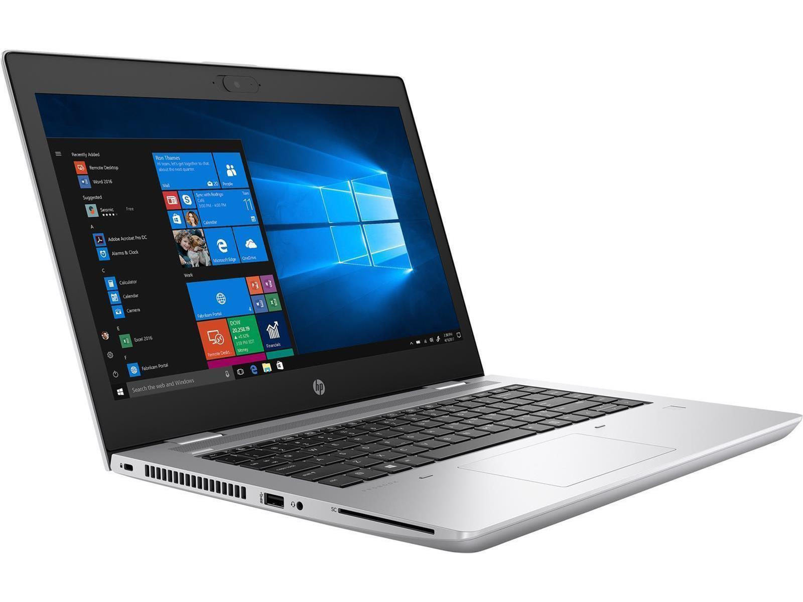 Ein silberner HP Laptop ist auf einer weißen Oberfläche geöffnet. Der Bildschirm zeigt einen Windows-Desktop.