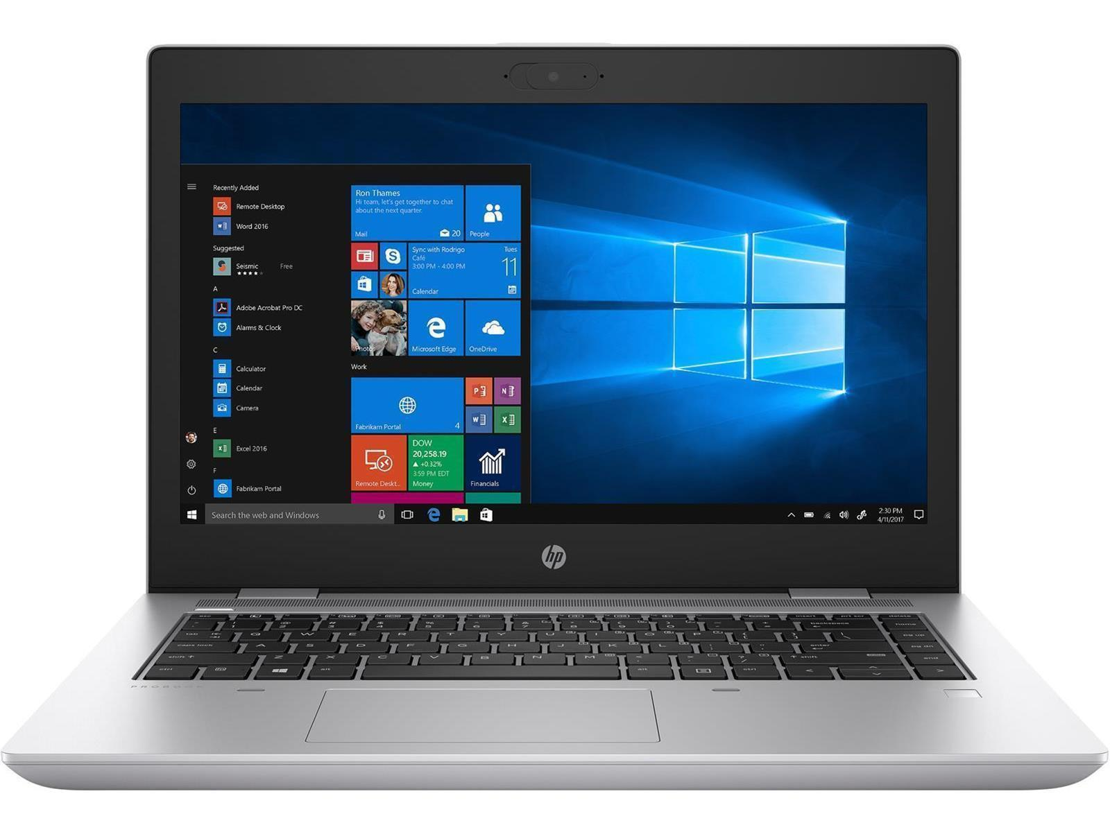 Offener Laptop auf einem Tisch, der den Windows-Desktop anzeigt. Er hat eine schwarze Tastatur und einen silbernen Rahmen.