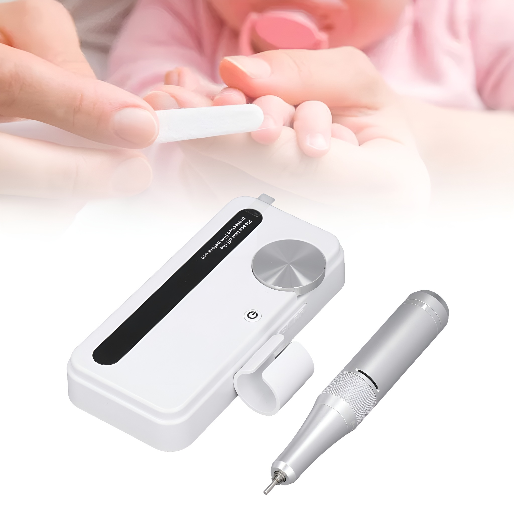 Die Hand eines Babys wird mit einer kleinen weißen Nagelfeile gefeilt. Ein weißes und silbernes Werkzeug ist im Vordergrund.