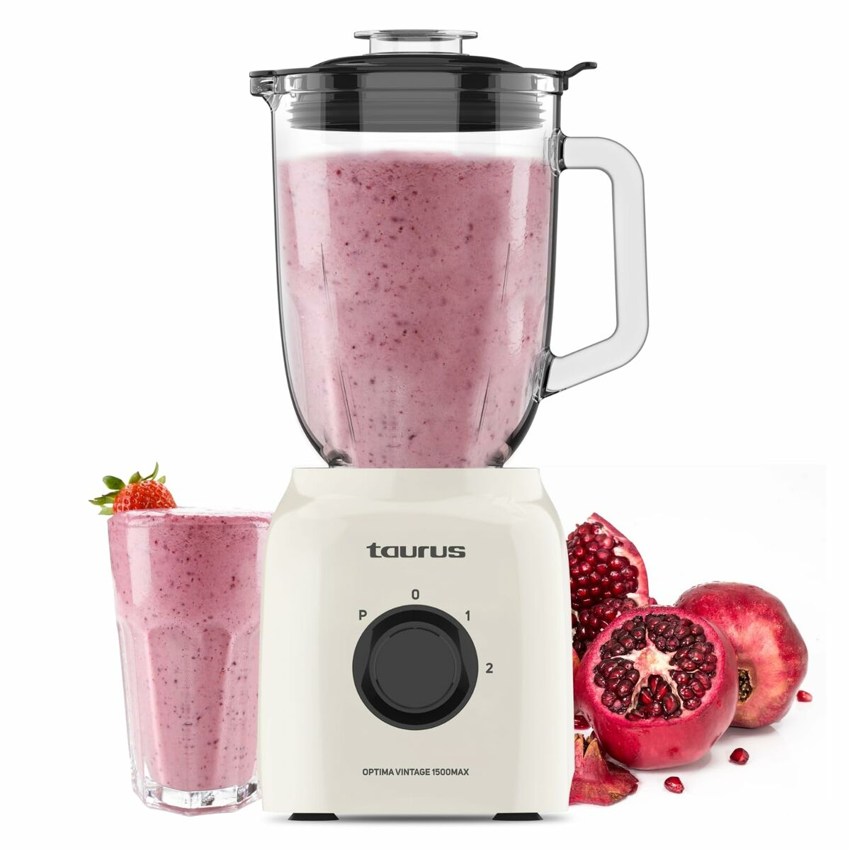 Weißer Mixer mit einem Glasbehälter, der mit einem rosa Smoothie gefüllt ist. Granatäpfel und ein Glas sind vorhanden.