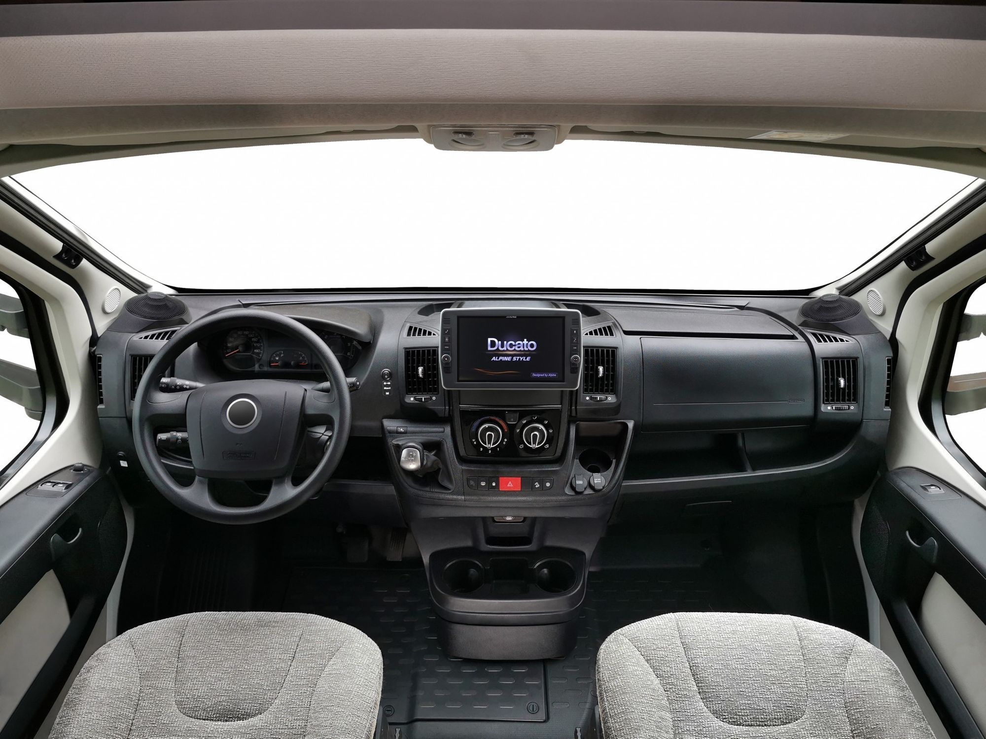 Wohnmobil-Innenraum mit Armaturenbrett, Lenkrad, Sitzen und Frontscheibenblick.