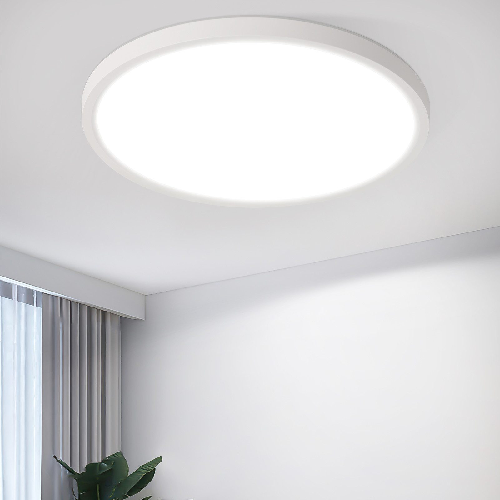 Un soffitto bianco con un apparecchio di illuminazione a LED circolare e una tenda grigia.