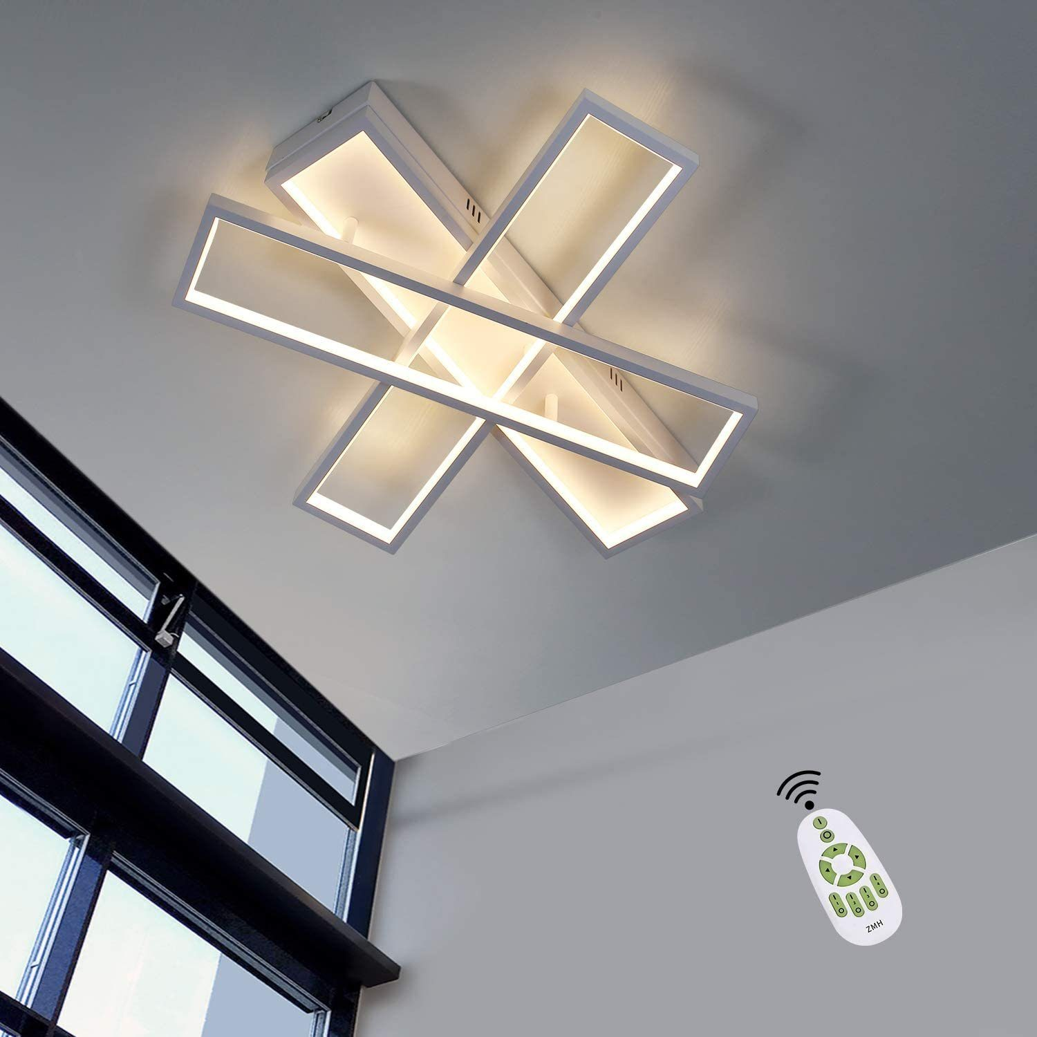 Lampada da soffitto bianca con un design unico a forma di X, una finestra e un telecomando.