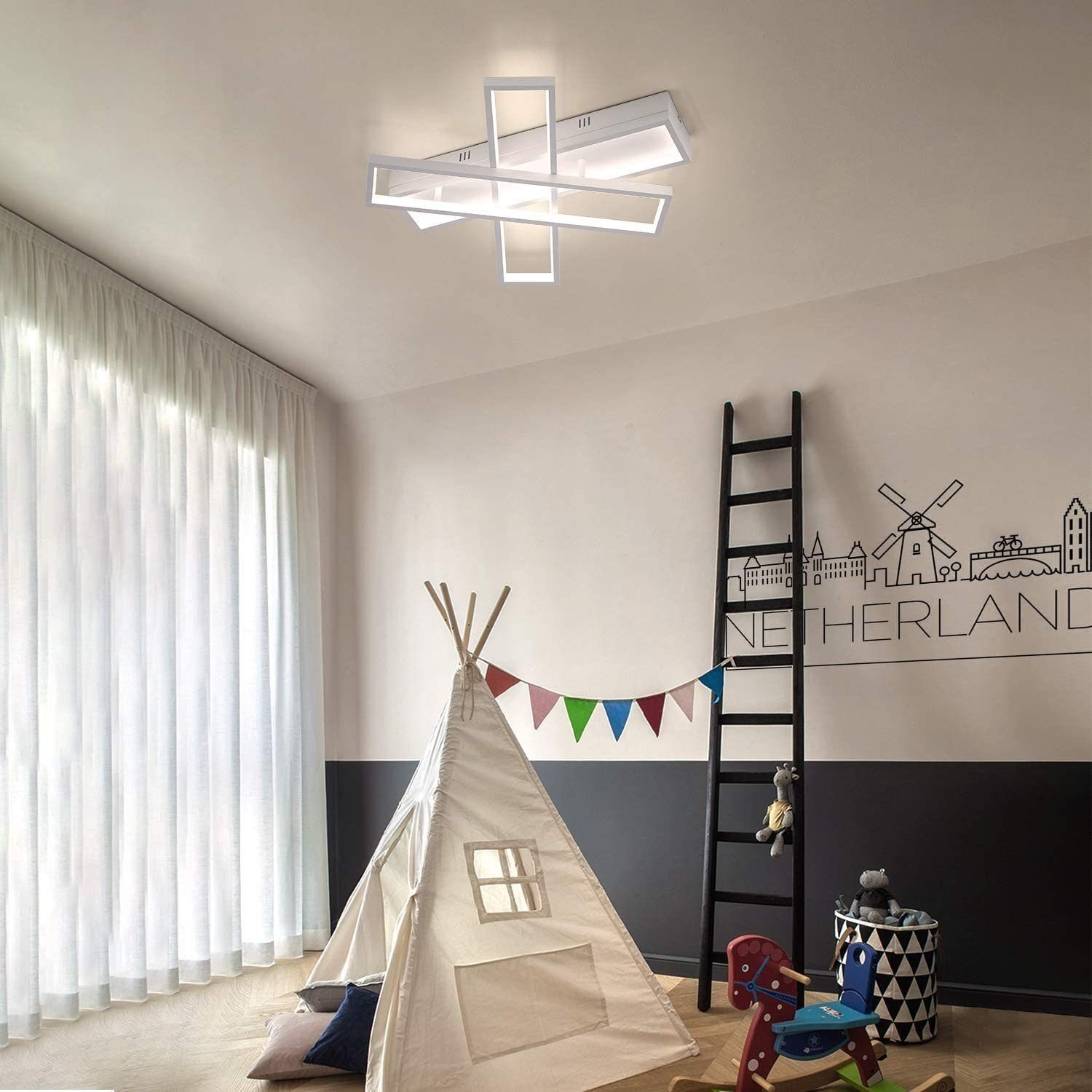 Una cameretta con una moderna plafoniera, un teepee e una scala nera.
