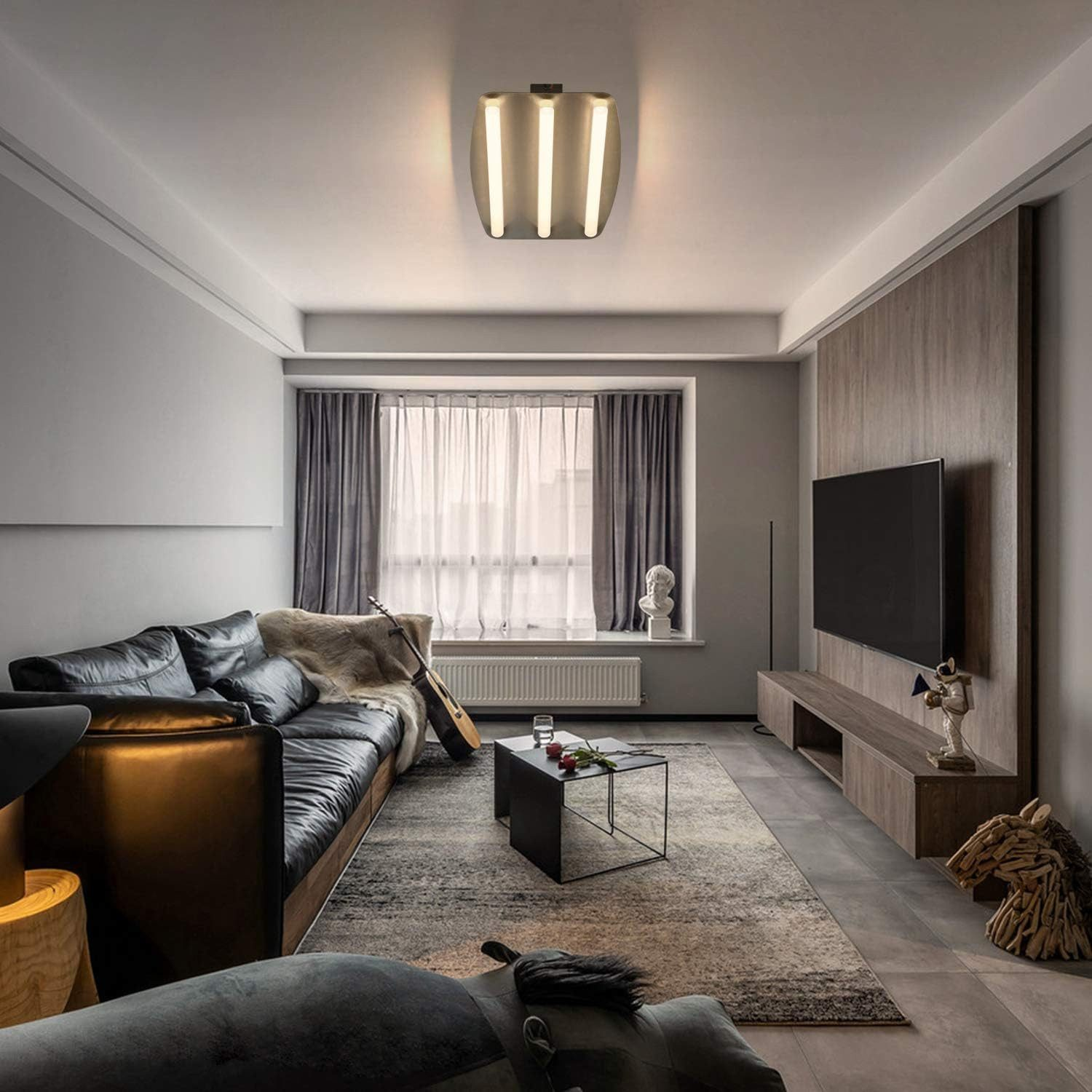 Eine moderne Wohnzimmerszene mit Sofa, Fernseher, Holzverkleidung und einem Teppich. Enthält einen Tisch und eine Statue.