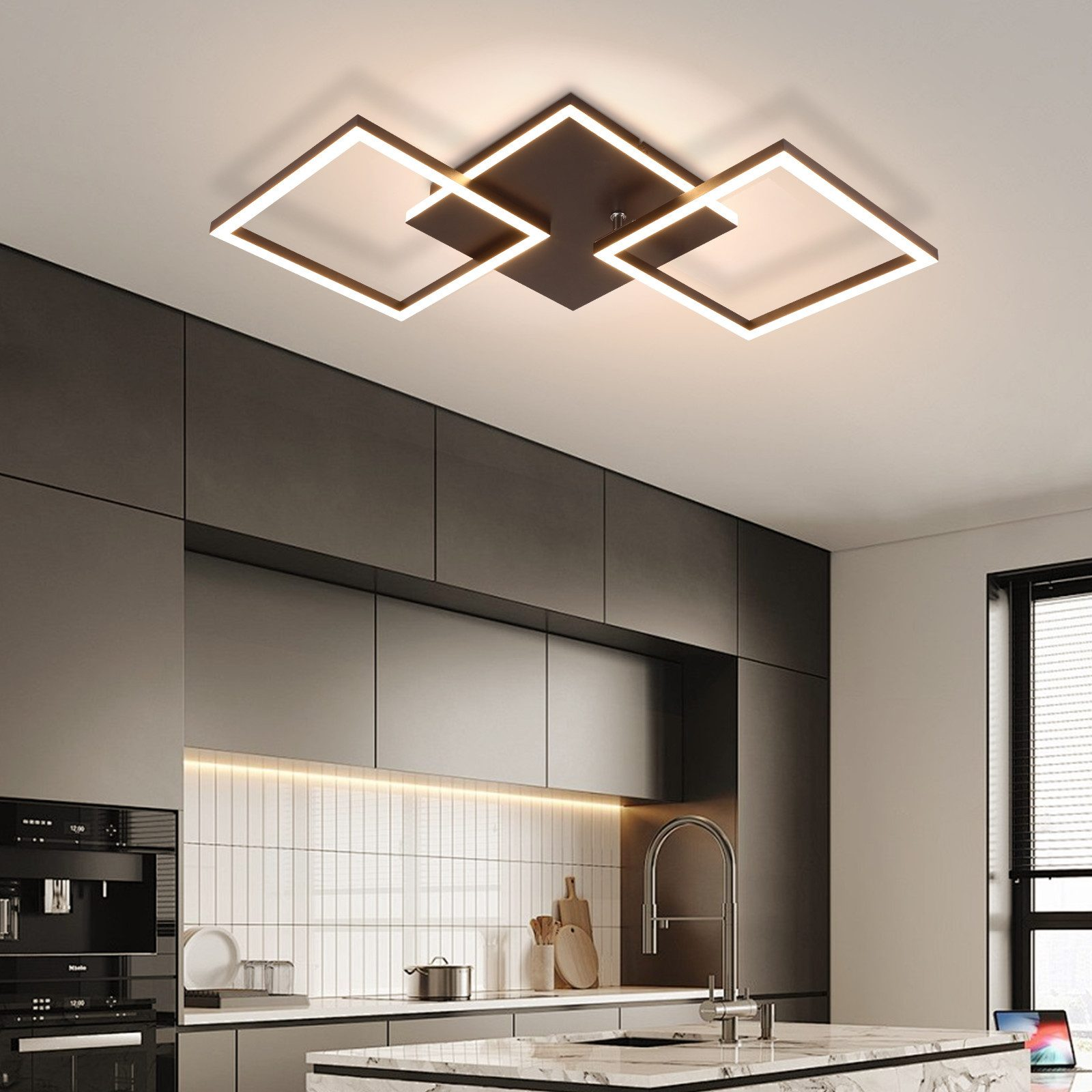 Una cucina moderna con una plafoniera quadrata. La luce è quadrata con luce bianca.
