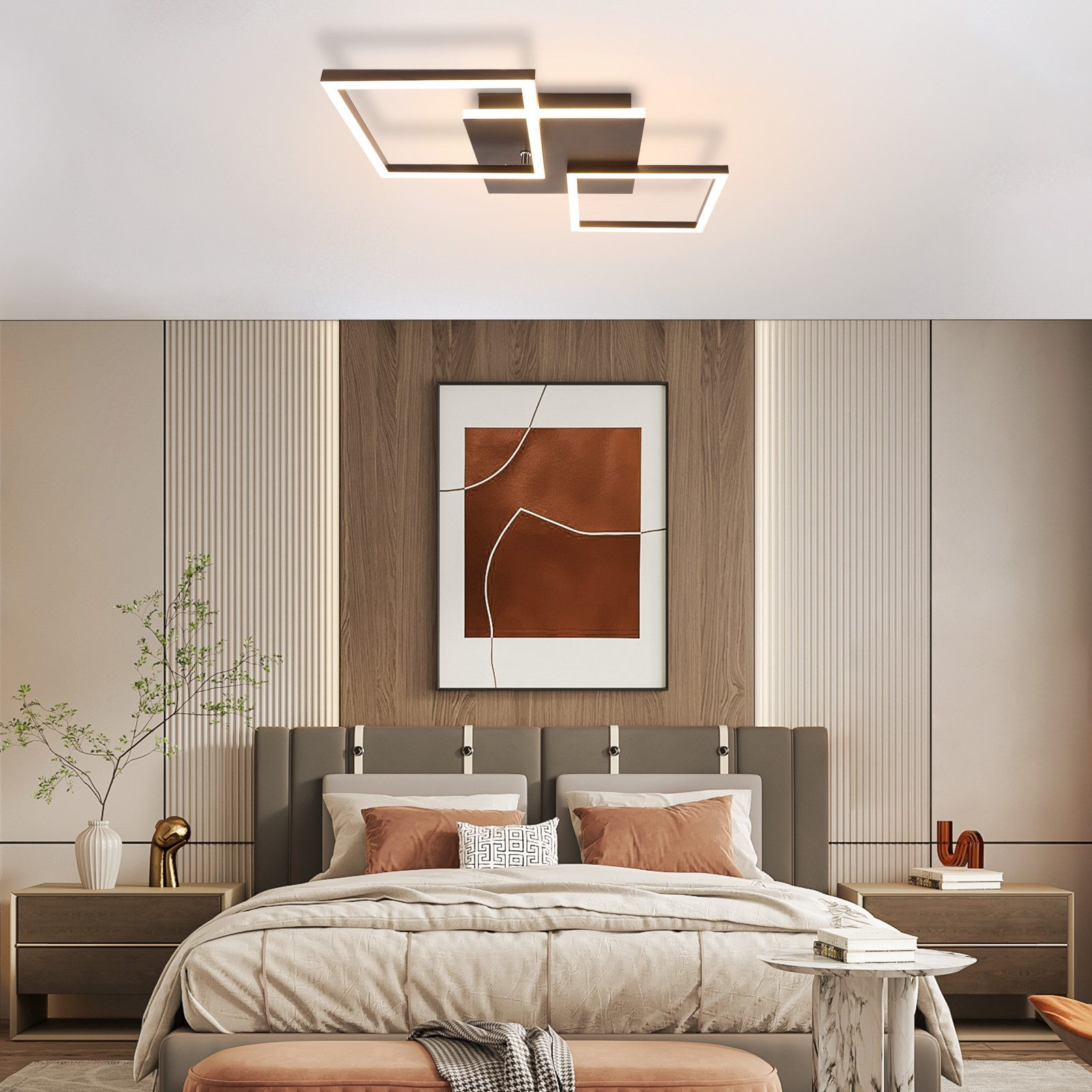 Interno camera da letto con lampada da soffitto moderna, letto, opere d'arte e comodini.