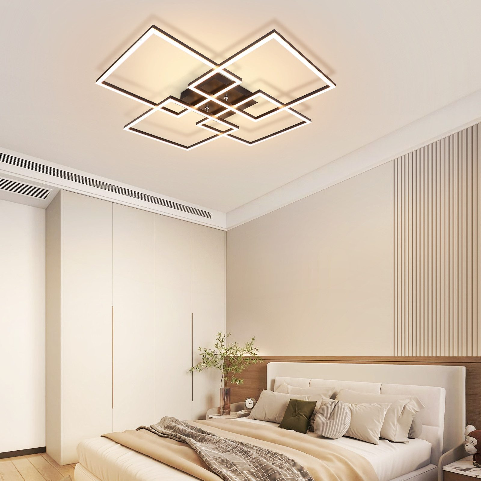 Una moderna lampada da soffitto con un design quadrato. È montata su un soffitto bianco in una camera da letto.