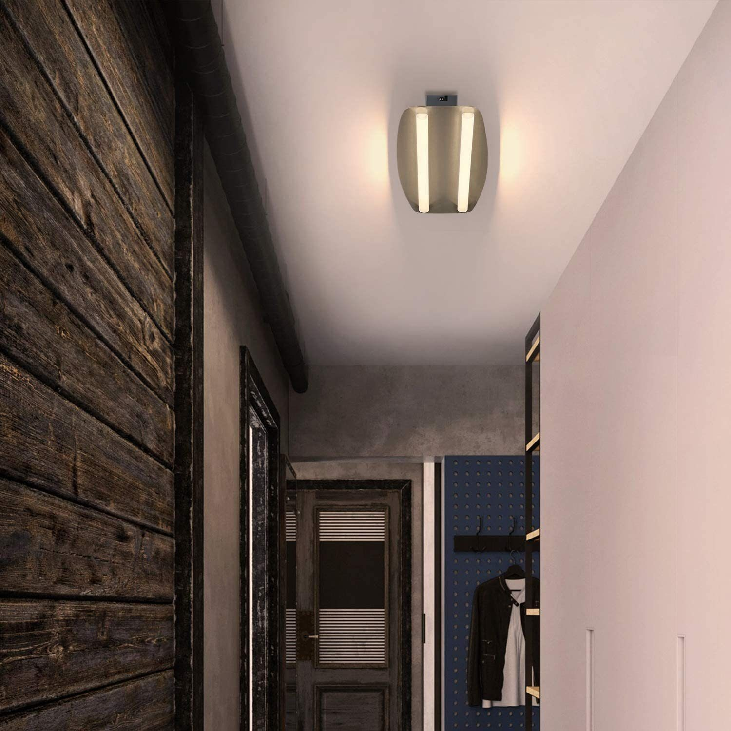 Un corridoio con un moderno lampadario, porta e pareti in legno.