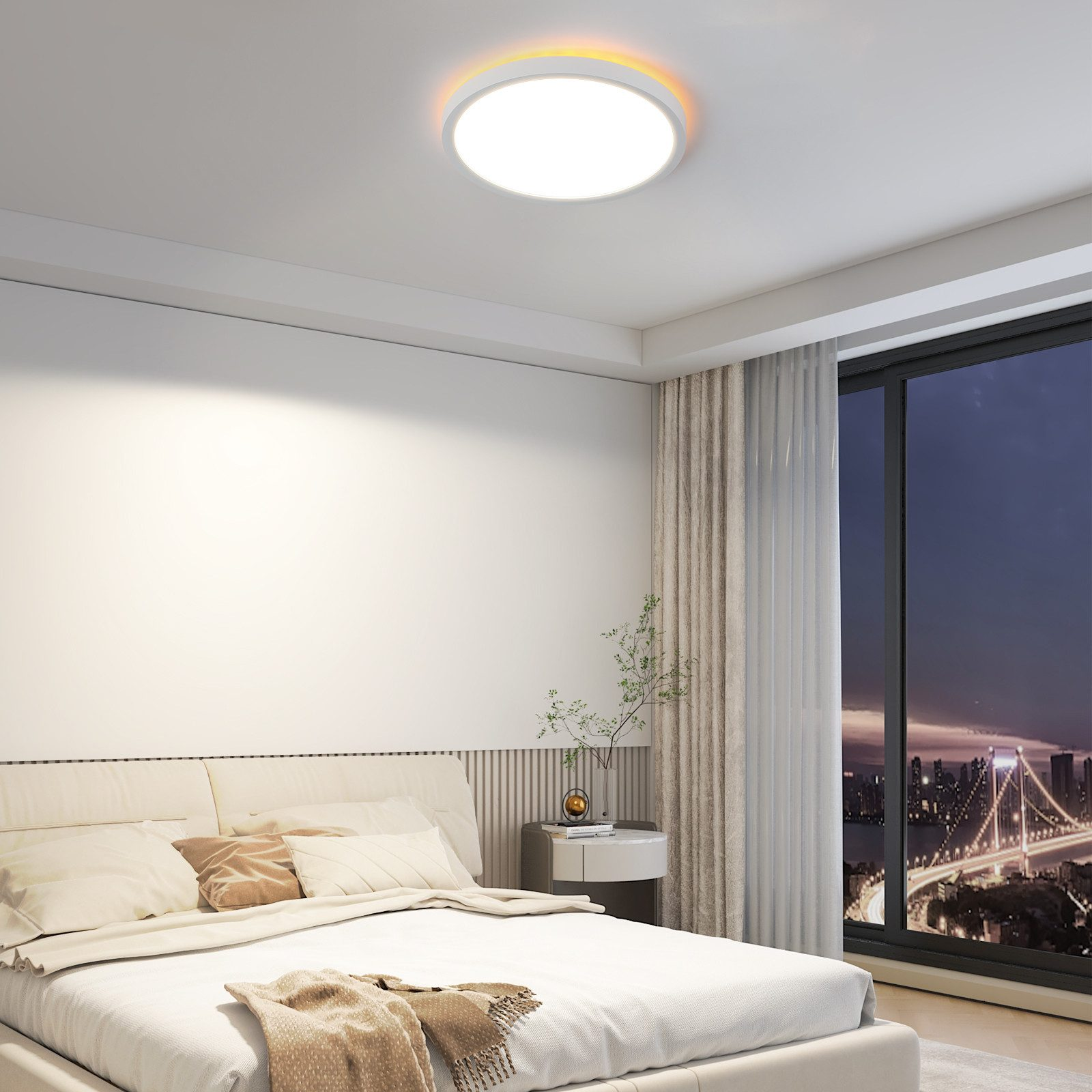 Schlafzimmer mit weißem Bett, Nachttisch und Deckenleuchte mit Farbwechselring.