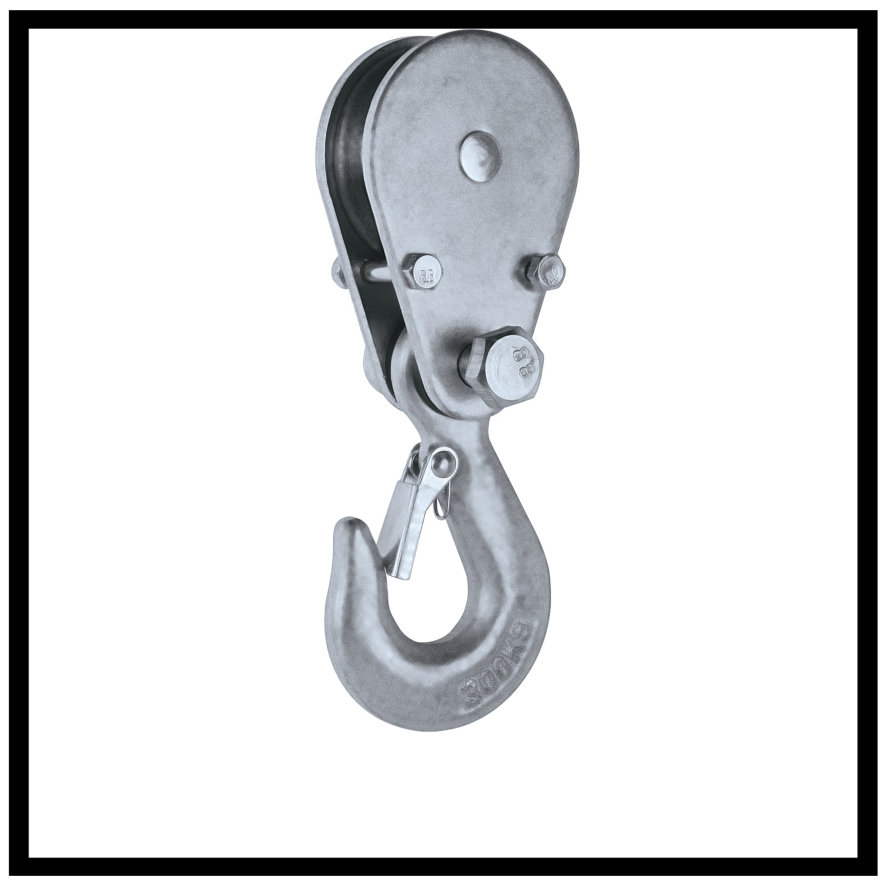 Ein metallener Flaschenzug. Der Haken ist silberfarben und hat eine gebogene Form, mit weißem Hintergrund.