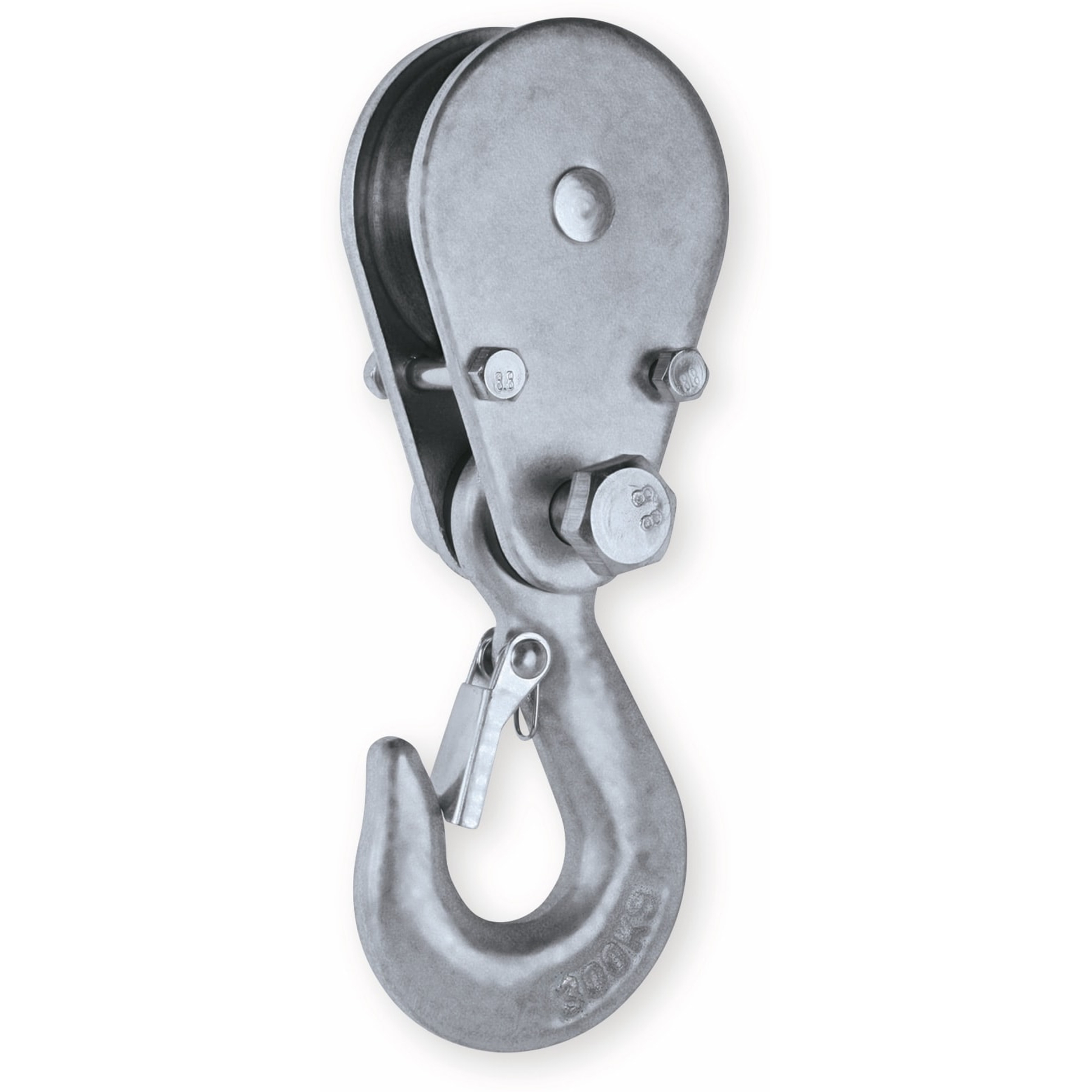 Ein metallener Haken mit einem Seilrollensystem zum Heben vor weißem Hintergrund.