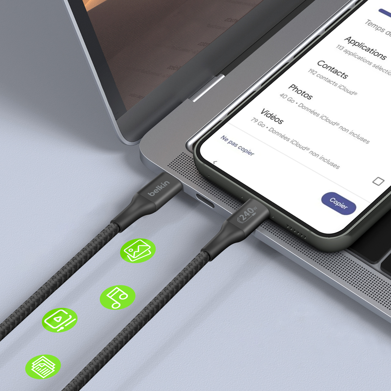 Telefono in carica tramite un cavo Belkin collegato a un laptop. Lo schermo mostra i dettagli dell'app.