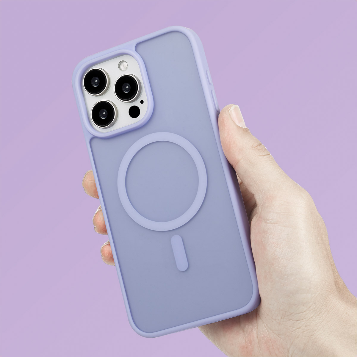 Une main tenant une coque de téléphone violette, avec un cercle magnétique et des lentilles de caméra.