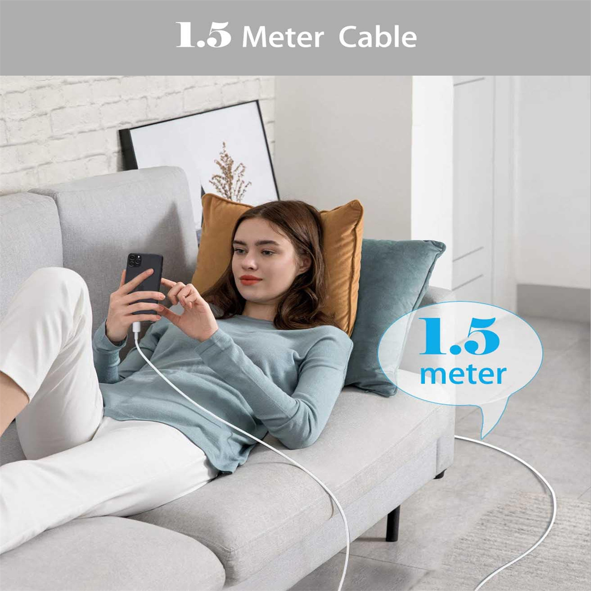 Frau benutzt Telefon auf grauem Sofa. Ein 1,5 Meter langes Kabel ist am Telefon angeschlossen.