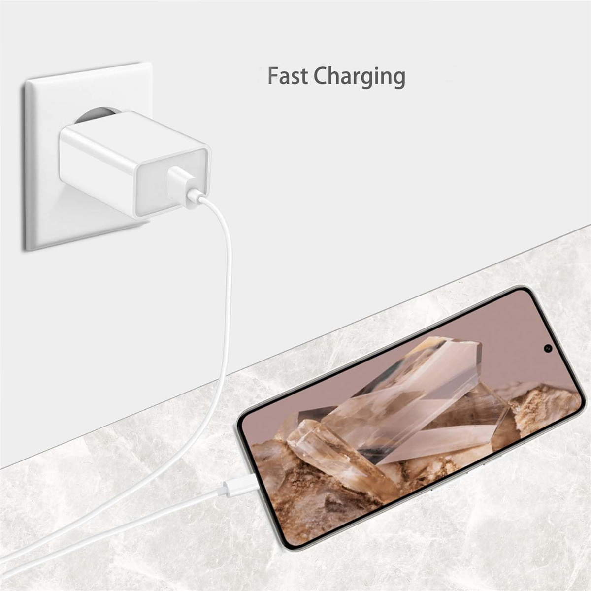Telefon mit Schnellladegerät aufladen. Weißes Ladegerät und Kabel in einer weißen Steckdose.