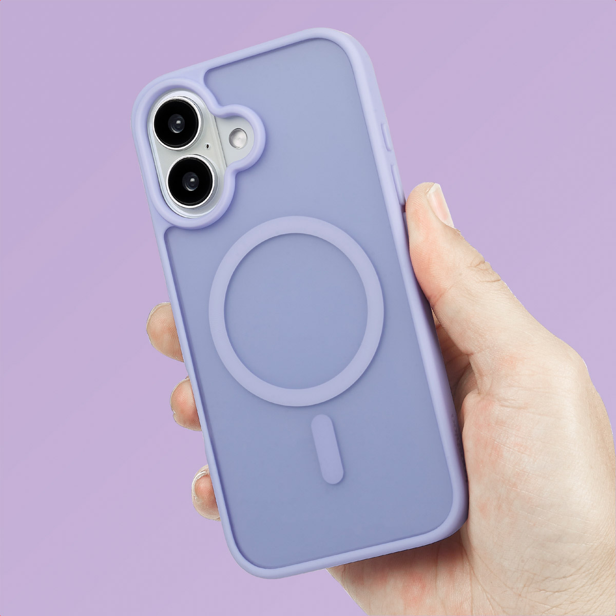 Een hand houdt een lavendelkleurige iPhone hoes vast. Hoes heeft een cirkelvormige en een kleine uitsparing.