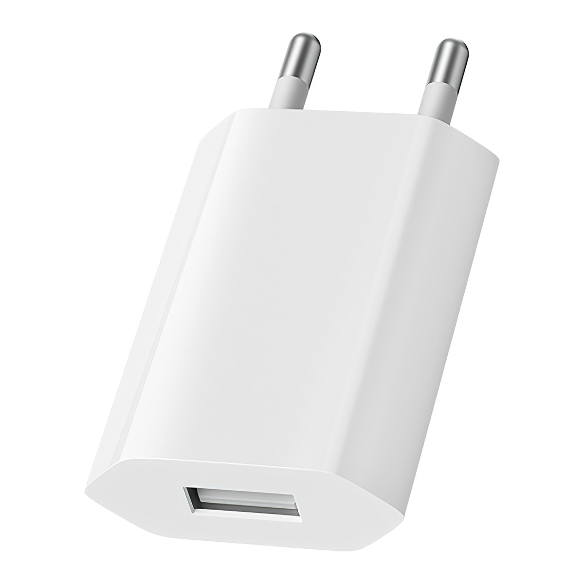 Weißes Telefonladegerät mit zwei Stiften. USB-Anschluss unten. Isoliert auf weißem Hintergrund.