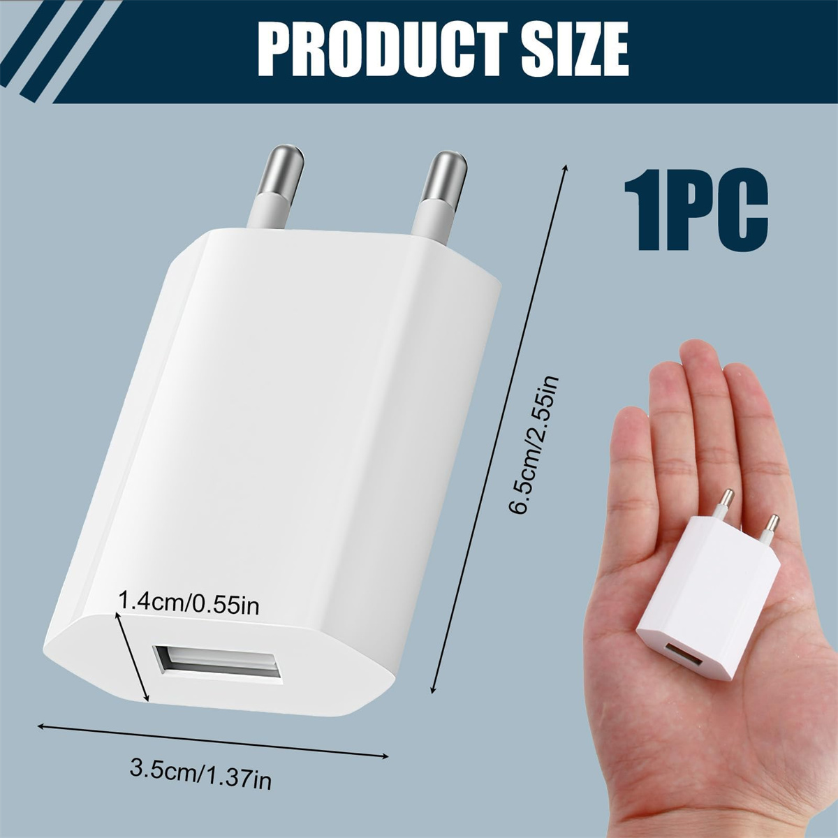 Ein weißes USB-Ladegerät mit Abmessungen und eine Hand, die eine kleinere Version zum Größenvergleich hält.