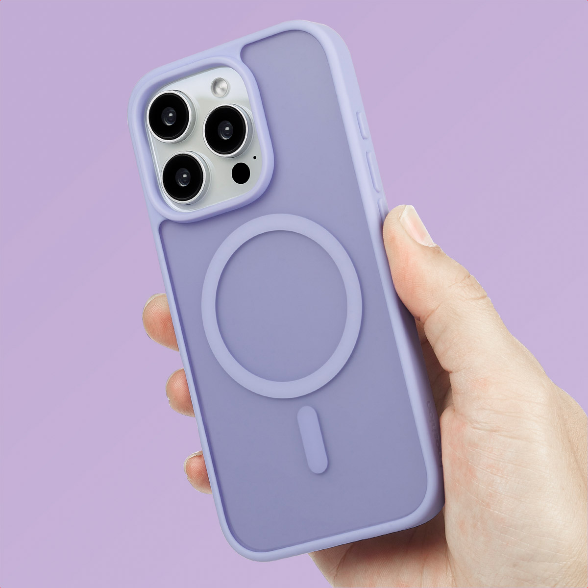 Een paarse telefoonhoes in een hand. De hoes heeft een magnetische cirkel en een minteken.