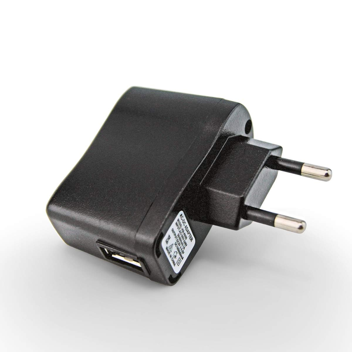 Schwarzer AC-Adapter mit USB-Anschluss und Stecker.