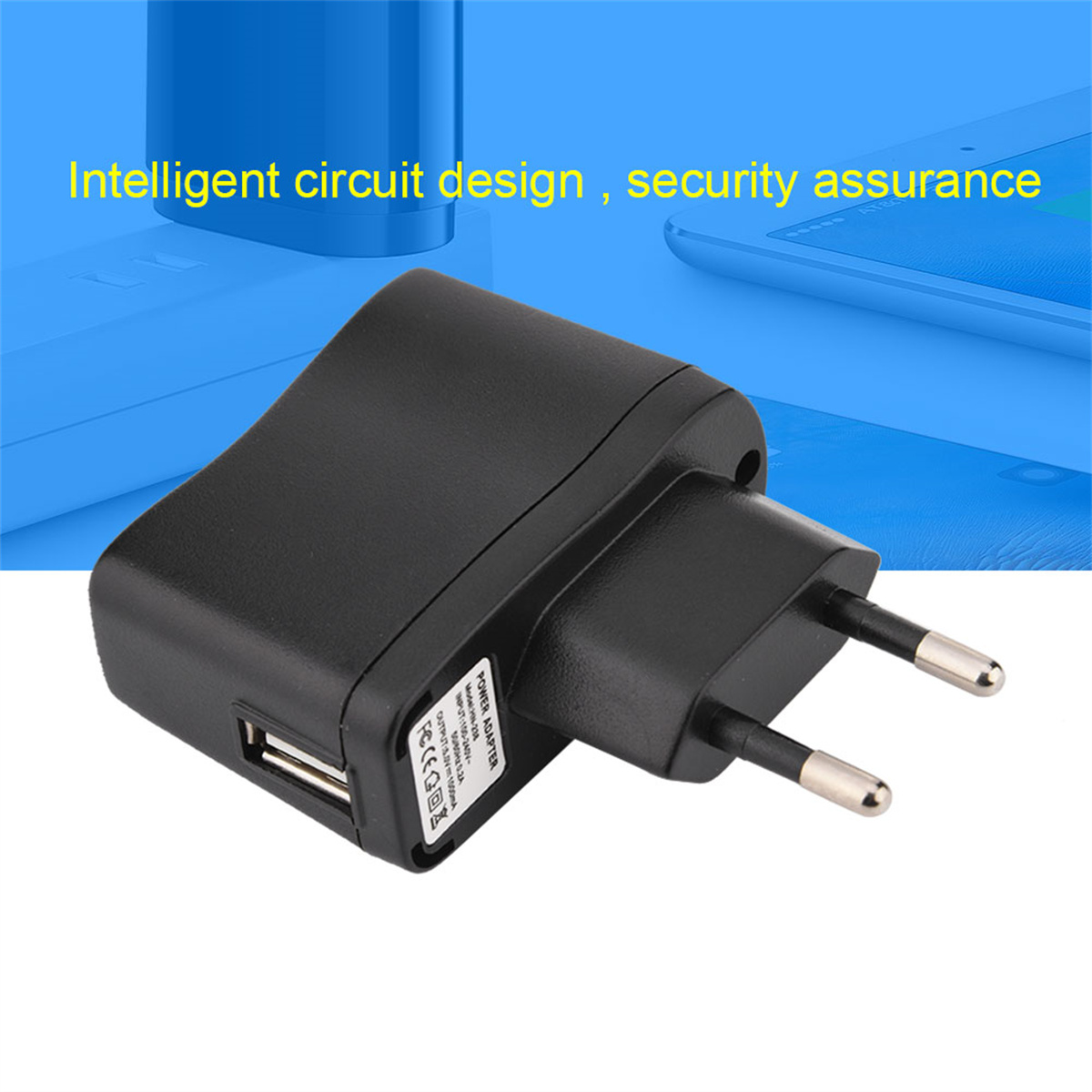 Schwarzer Netzadapter mit zwei Stiften, eingesteckt, und einem USB-Anschluss. Blauer Hintergrund mit Text.