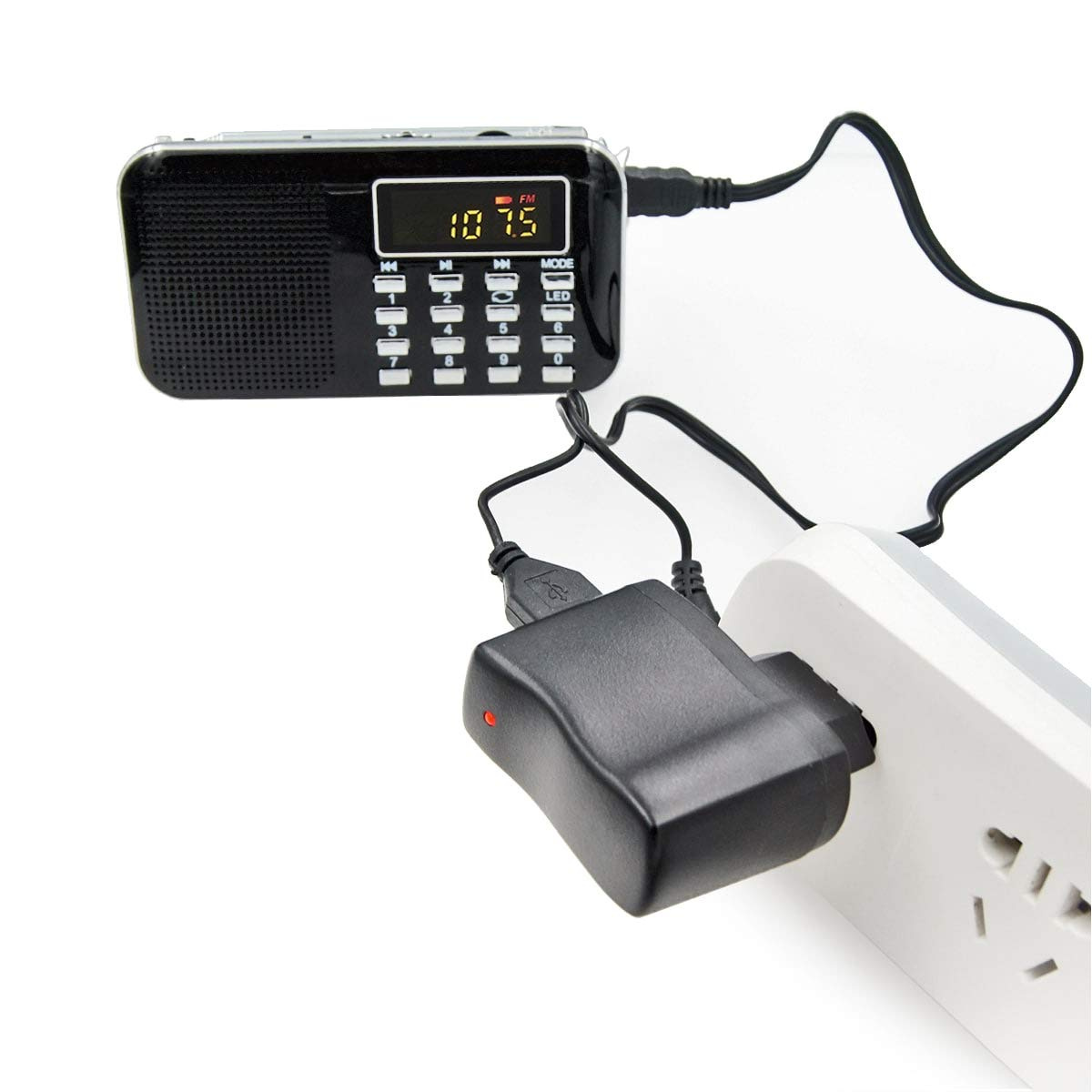 Schwarzes tragbares Radio mit Digitalanzeige, verbunden mit Ladegerät und Steckdose.