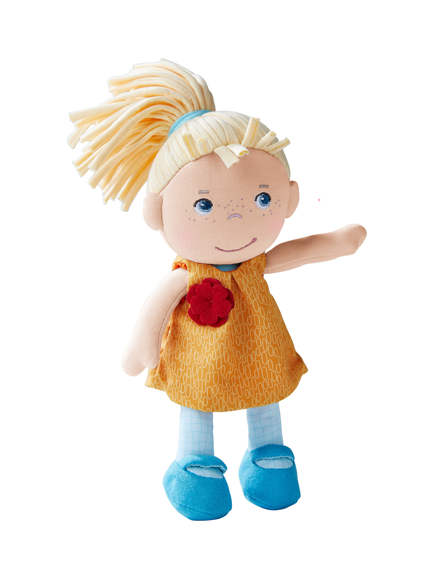 Eine Puppe mit blonden Haaren, blauen Augen und einem gelben Kleid mit roter Blume. Weißer Hintergrund.