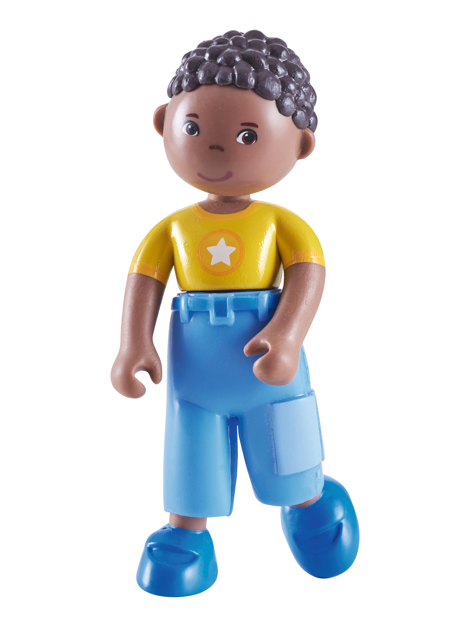 Eine Plastikfigur eines jungen Jungen, der ein gelbes Hemd und blaue Shorts trägt.