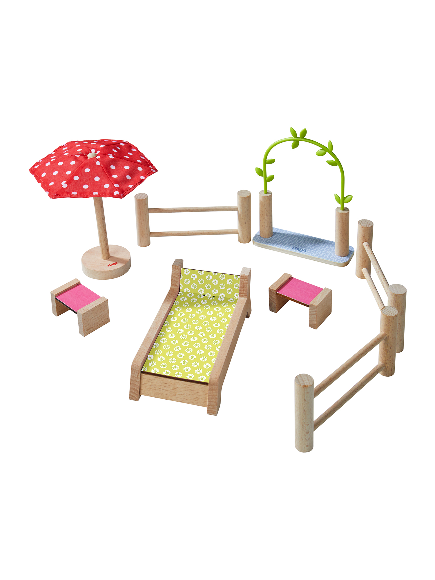 Holzspielzeug-Set: Bett, Sonnenschirm, Stühle, Zaun, Torbogen und weiteres Gartenzubehör.