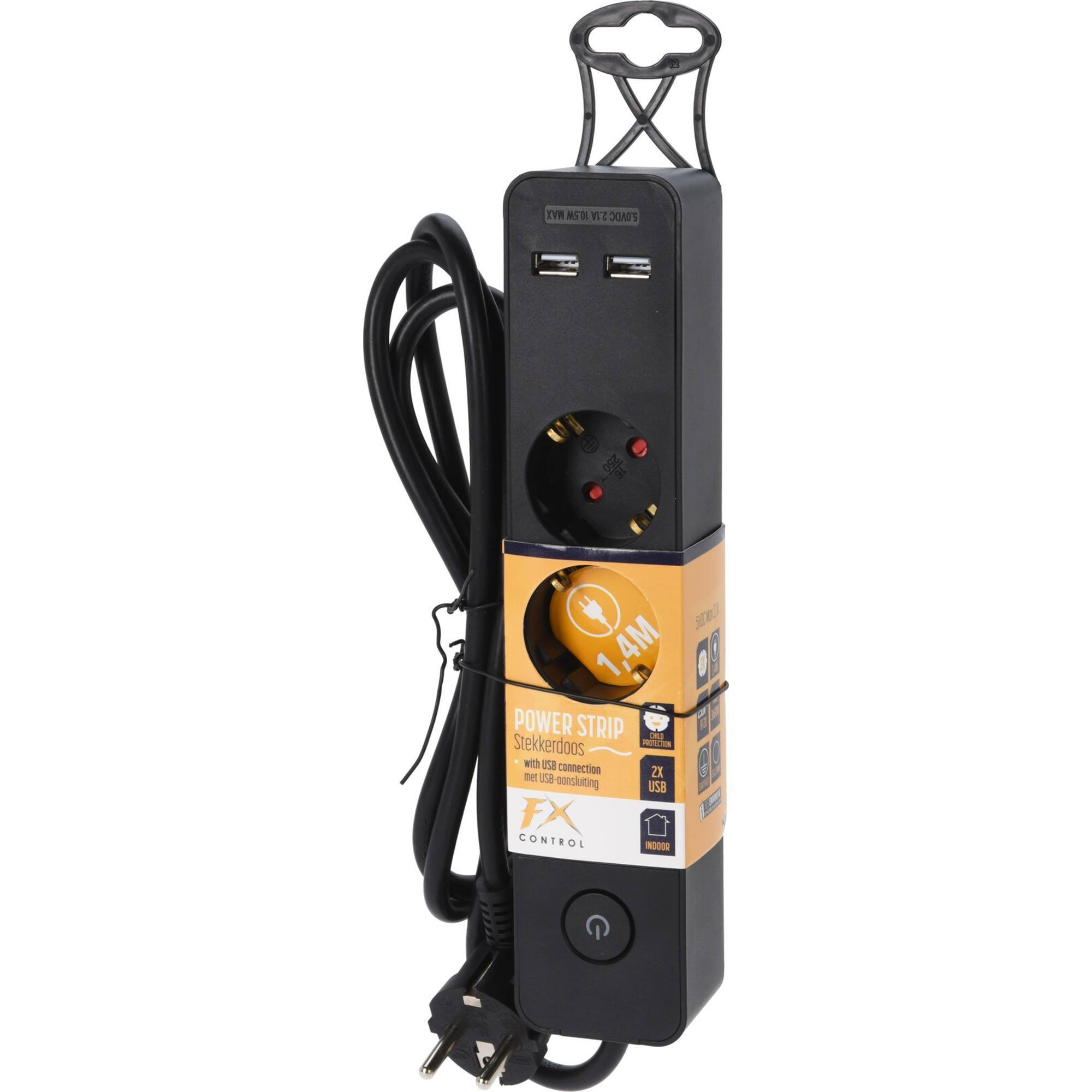 Regleta negra con múltiples enchufes, puertos USB y botón de encendido. El embalaje muestra los detalles del producto.