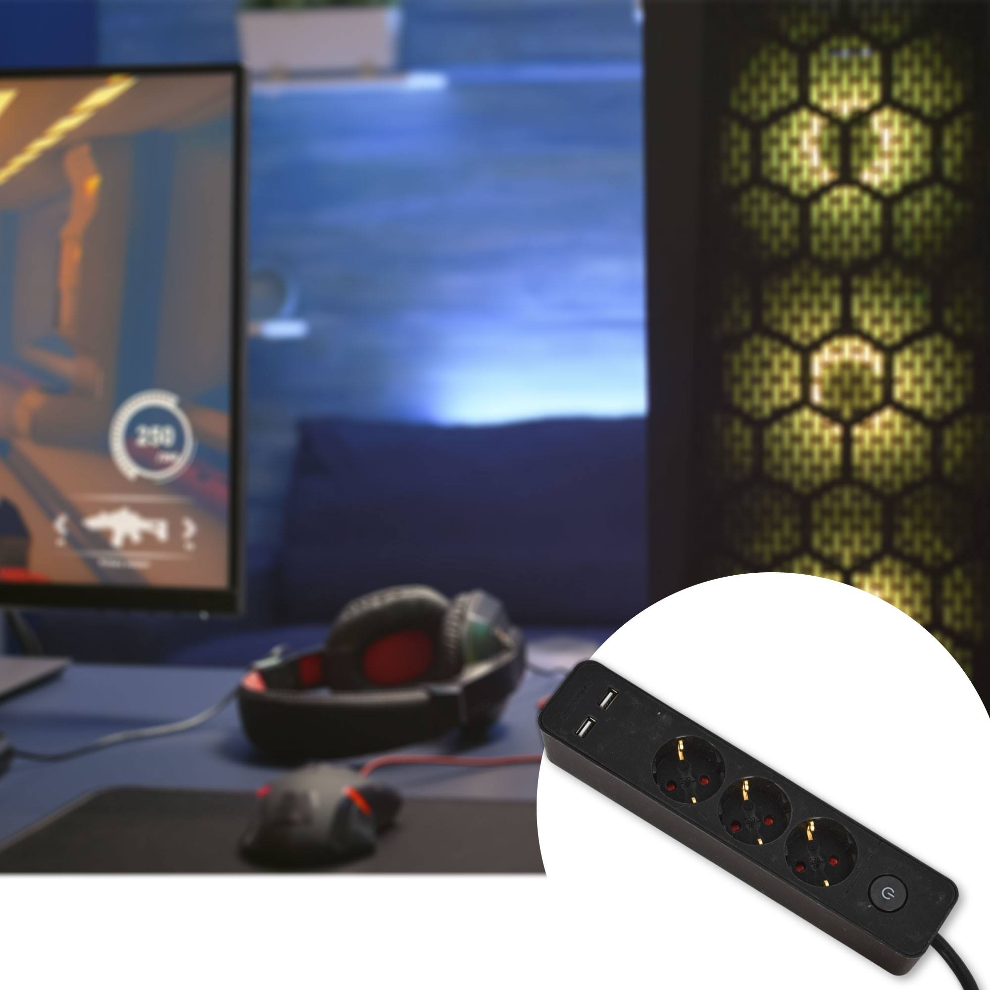 Una configuración de juego con un monitor, auriculares y un ratón. Una regleta en primer plano.