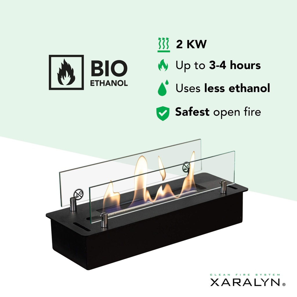 Een zwarte bio-ethanol haard met vlammen. Het heeft glazen panelen en tekst: 2 KW, veilig vuur, gebruikt minder ethanol en tot 3-4 uur.