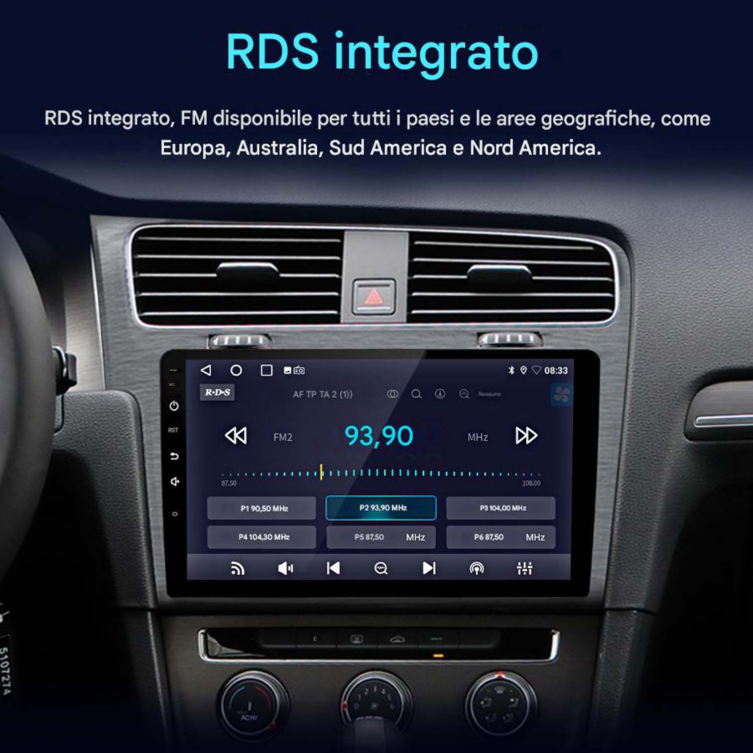 Cruscotto dell'auto con touchscreen che mostra le informazioni radio RDS: frequenza FM 93,90 MHz.