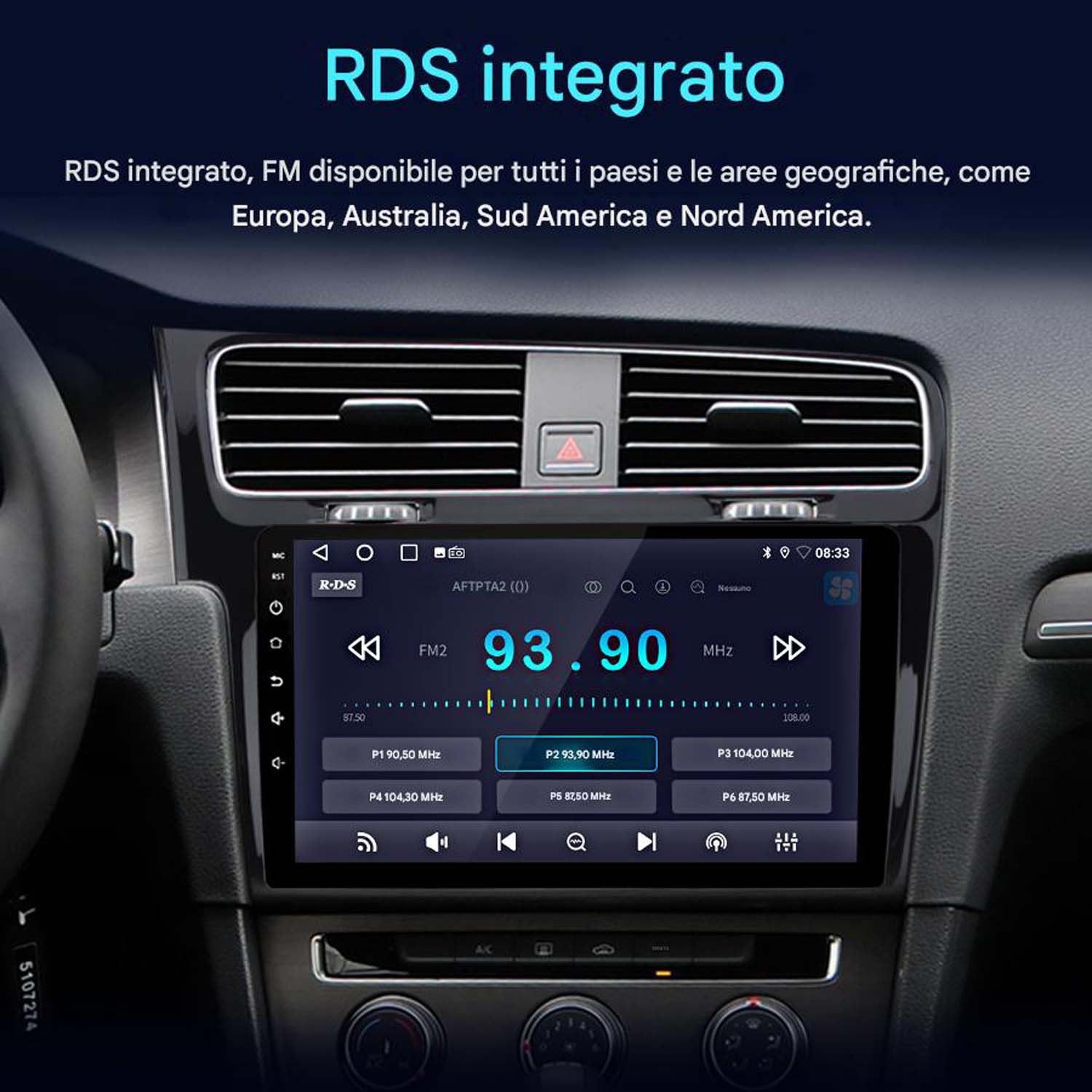 Schermo autoradio che mostra informazioni radio FM con un cruscotto interno dell'auto sullo sfondo.